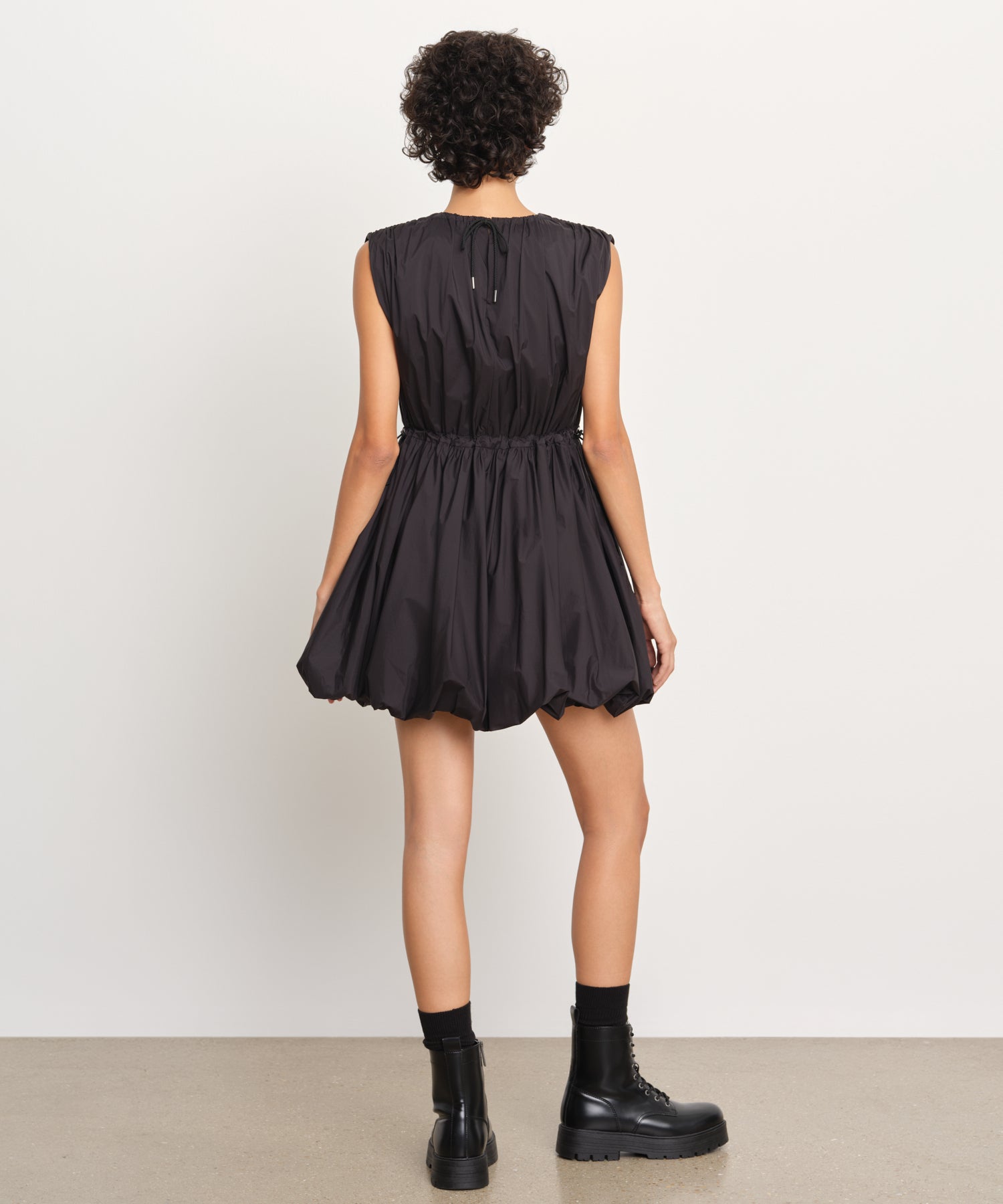 La modella è alta 176 cm e indossa una taglia 2 nel colore nero.