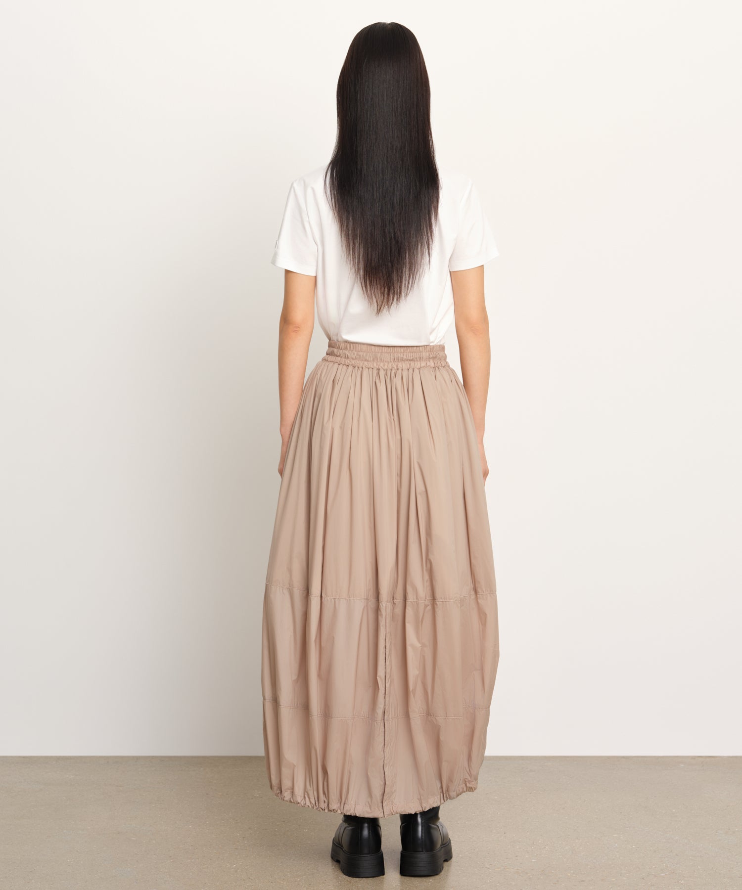 The model is 177 cm tall and is wearing a size 2 in BEIGE.
