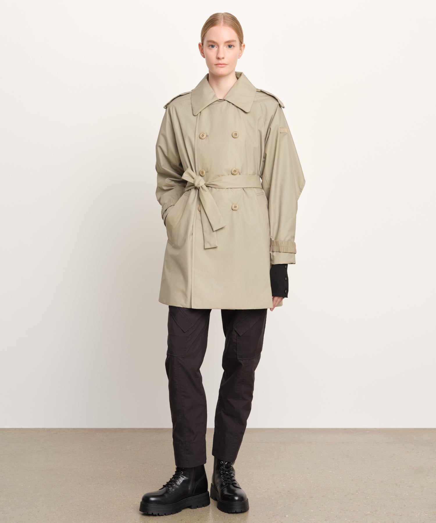 The model is 176 cm tall and is wearing a size 2 in Beige.