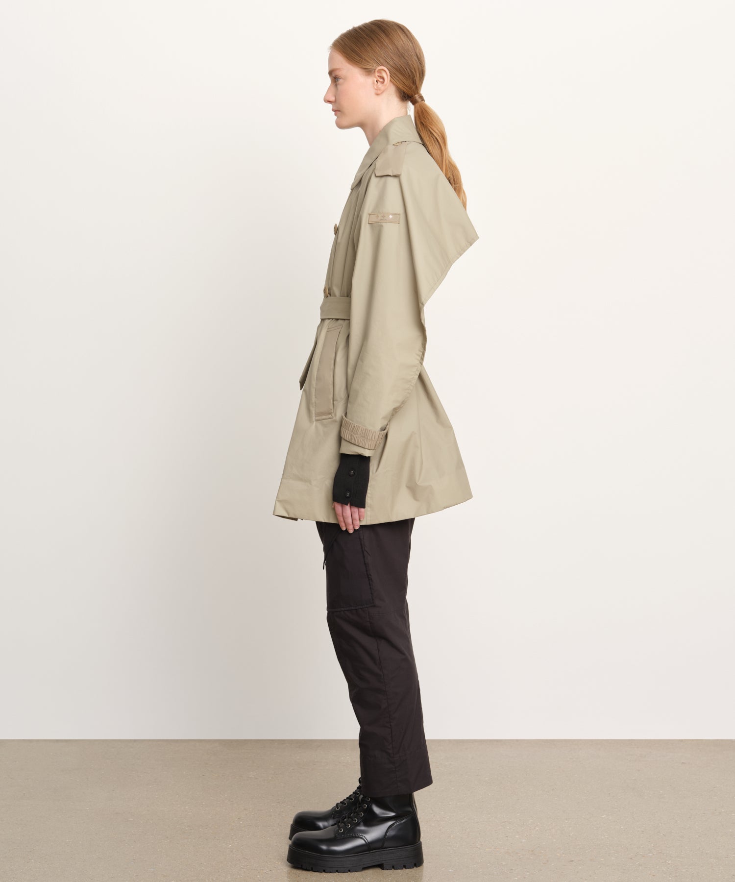 The model is 176 cm tall and is wearing a size 2 in Beige.