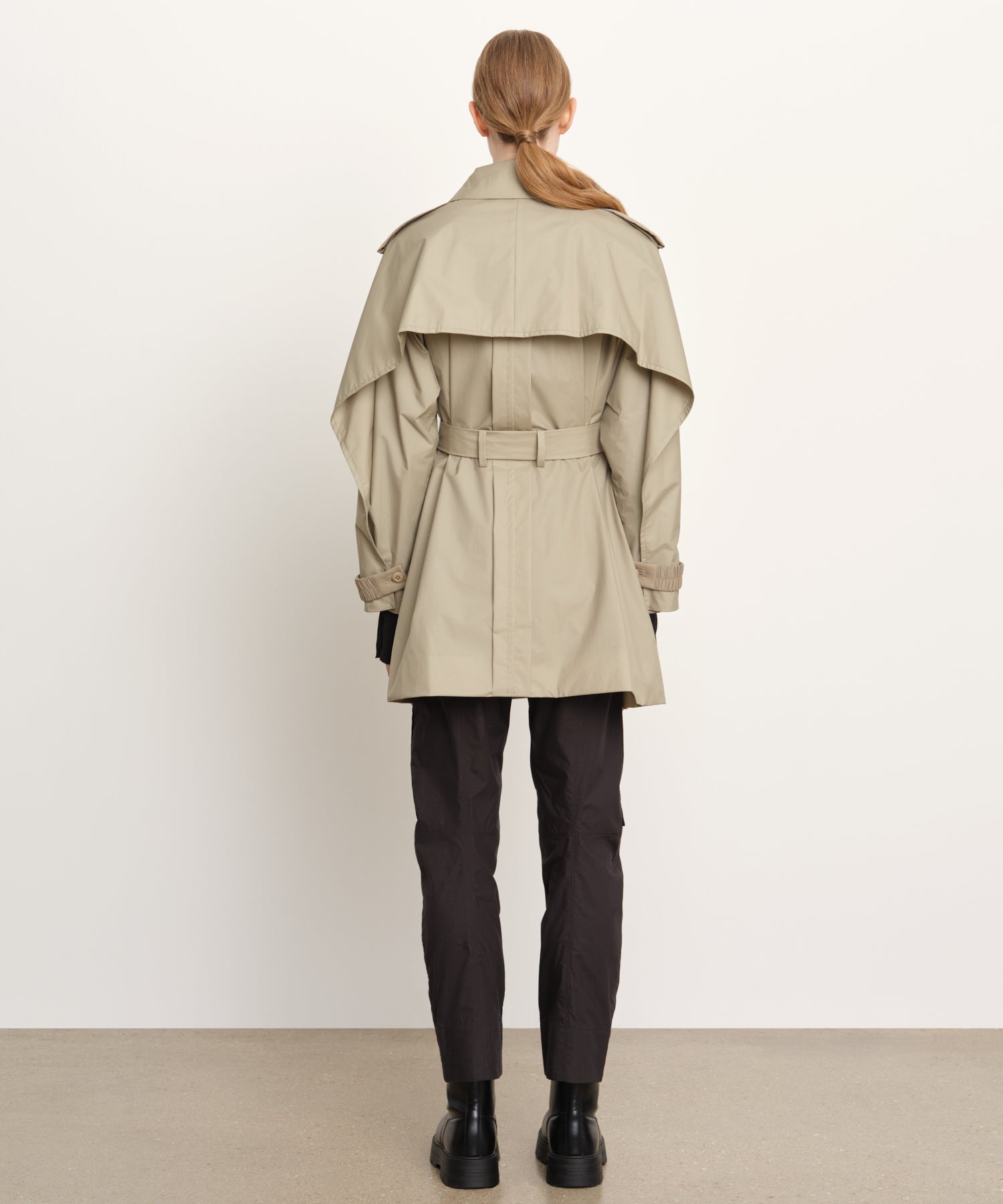 The model is 176 cm tall and is wearing a size 2 in Beige.