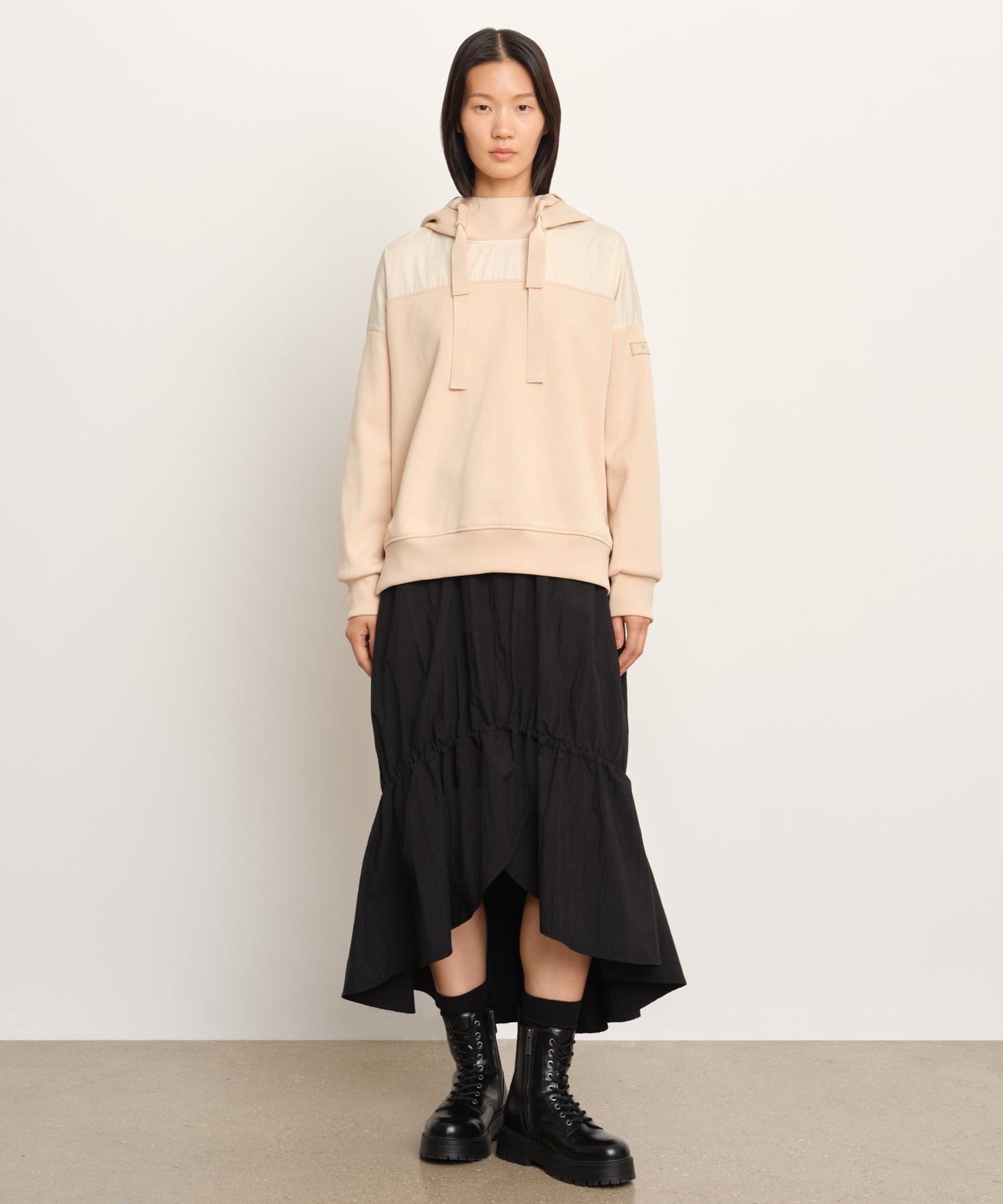 The model is 177 cm tall and is wearing a size 2 in Beige.