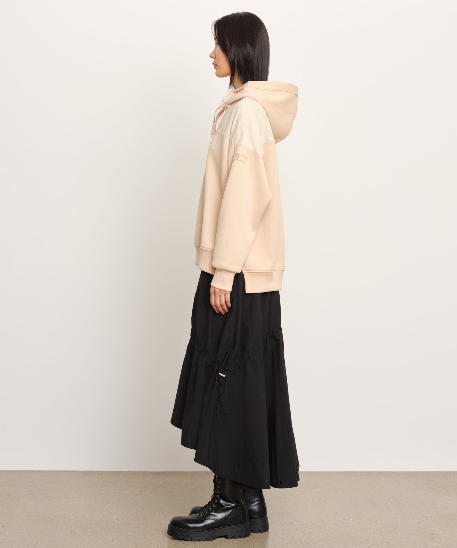 The model is 177 cm tall and is wearing a size 2 in Light Beige.