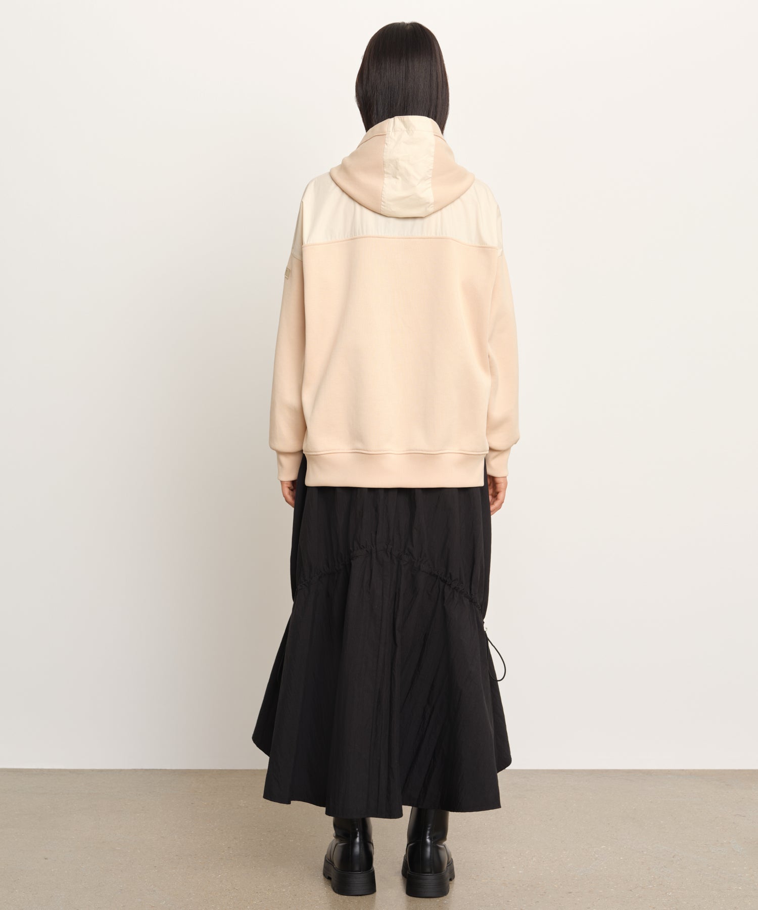 The model is 177 cm tall and is wearing a size 2 in Light Beige.