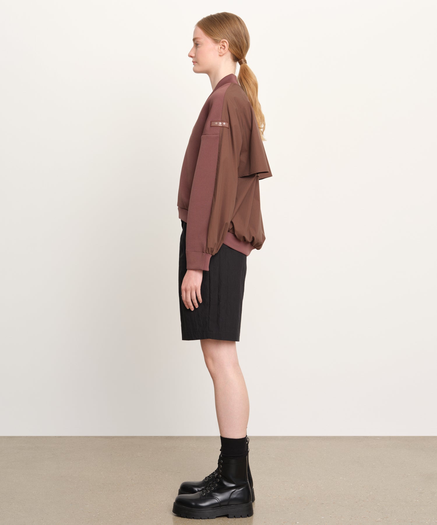 The model is 176 cm tall and is wearing a size 2 in Brown.