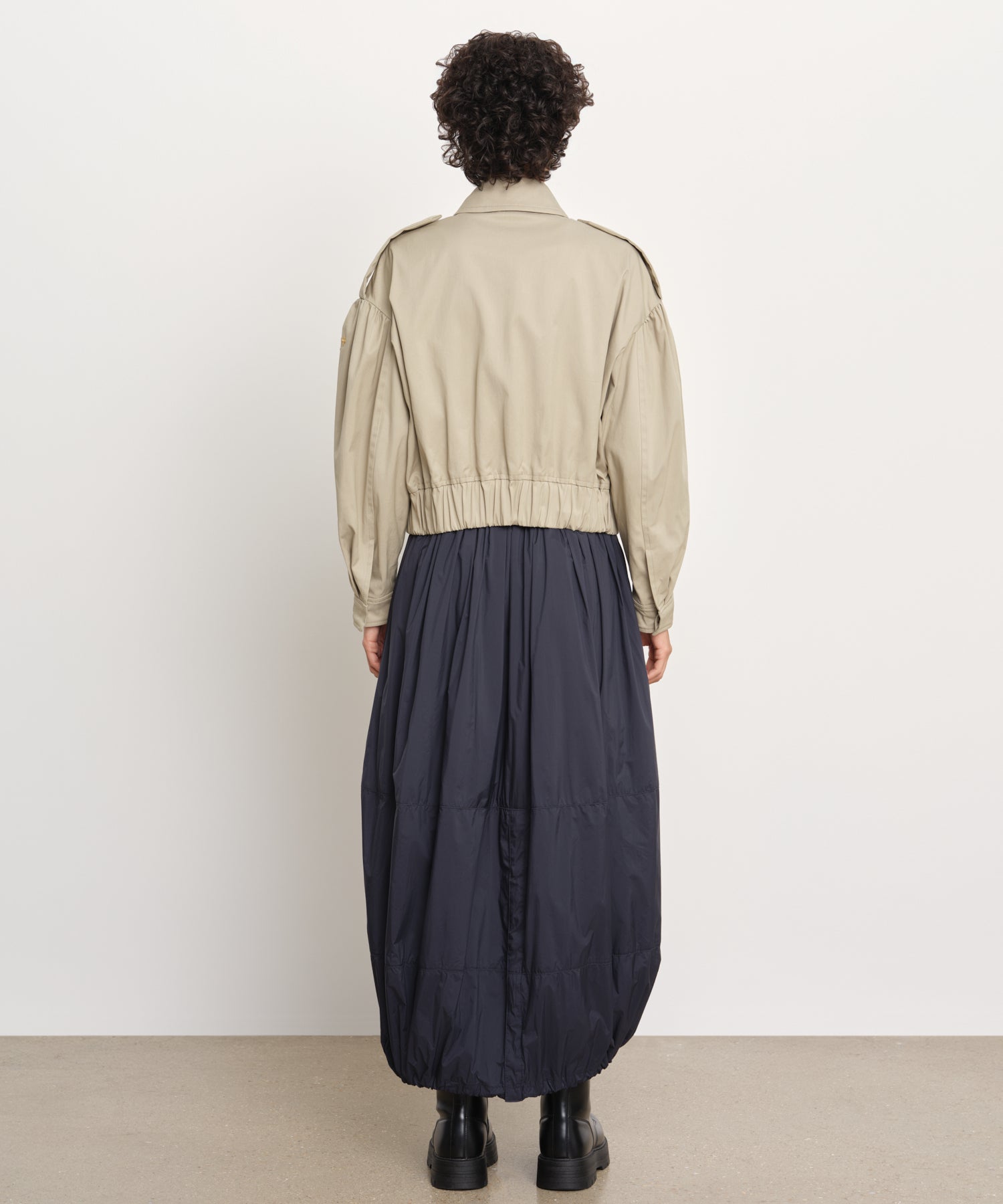 The model is 176 cm tall and is wearing a size 2 in Beige.