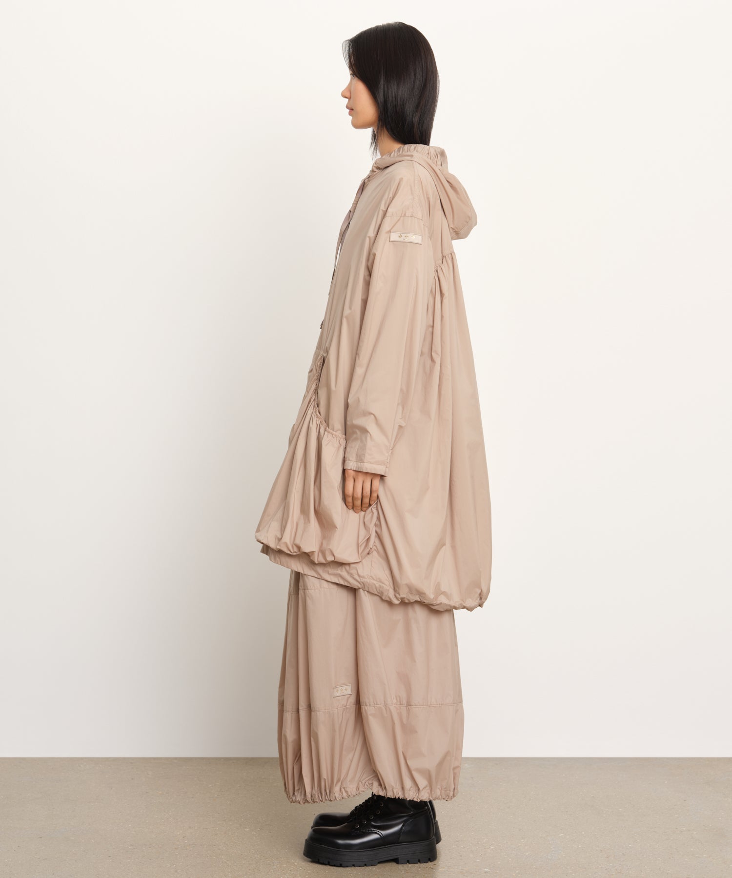 La modella è alta 177 cm e indossa una taglia 2 nel beige.