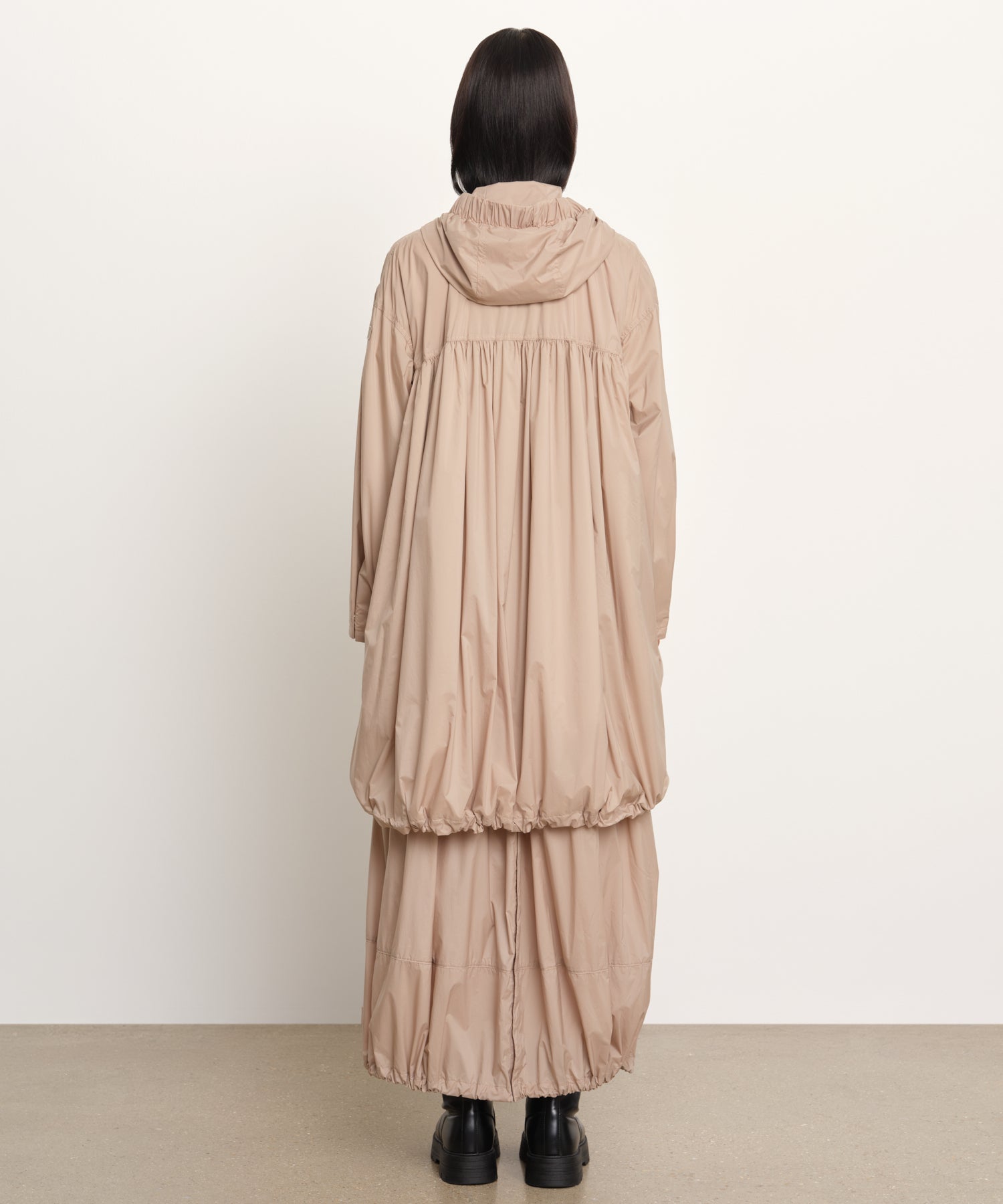 La modella è alta 177 cm e indossa una taglia 2 nel beige.