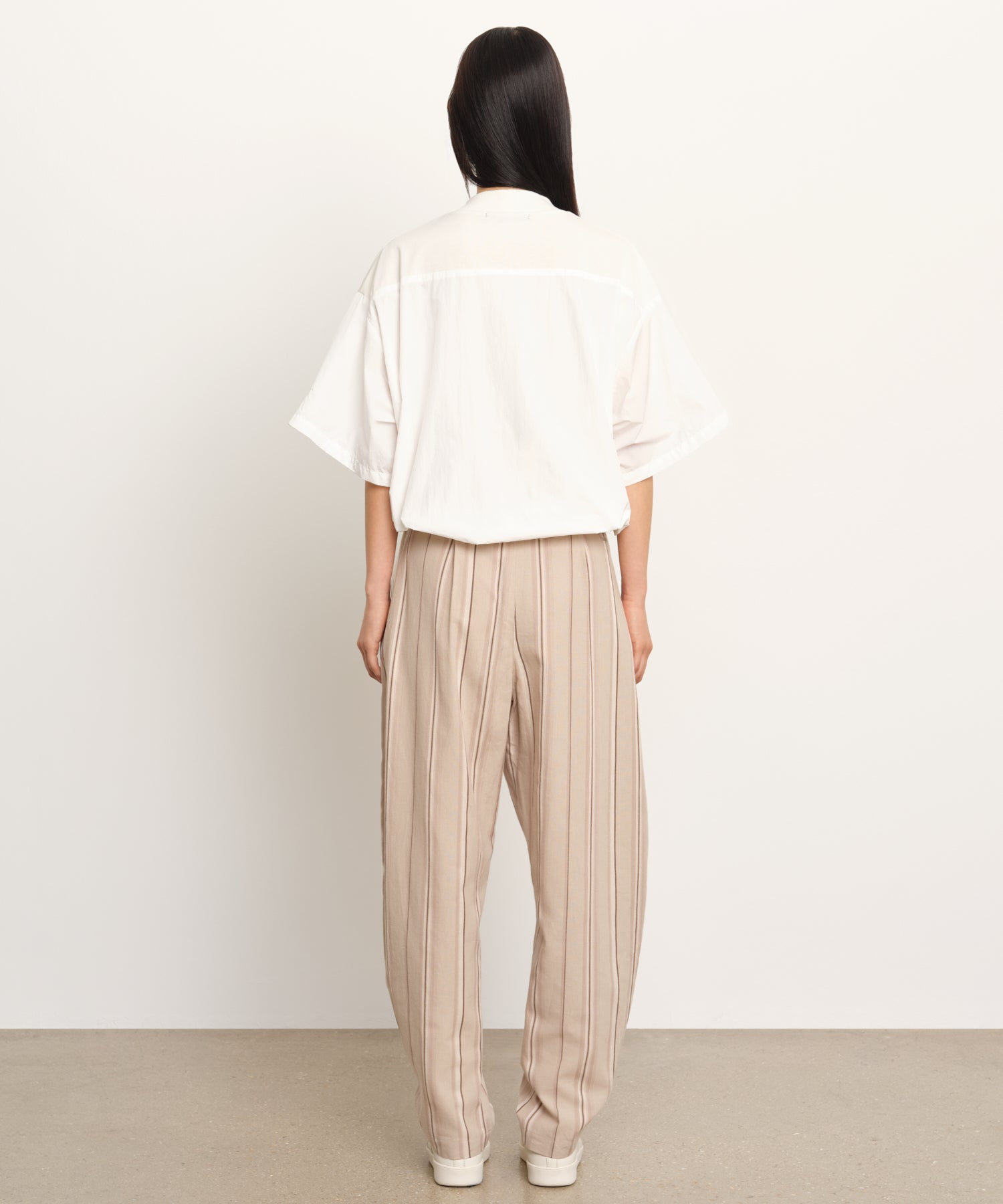 The model is 177 cm tall and is wearing a size 2 in IVORY.
