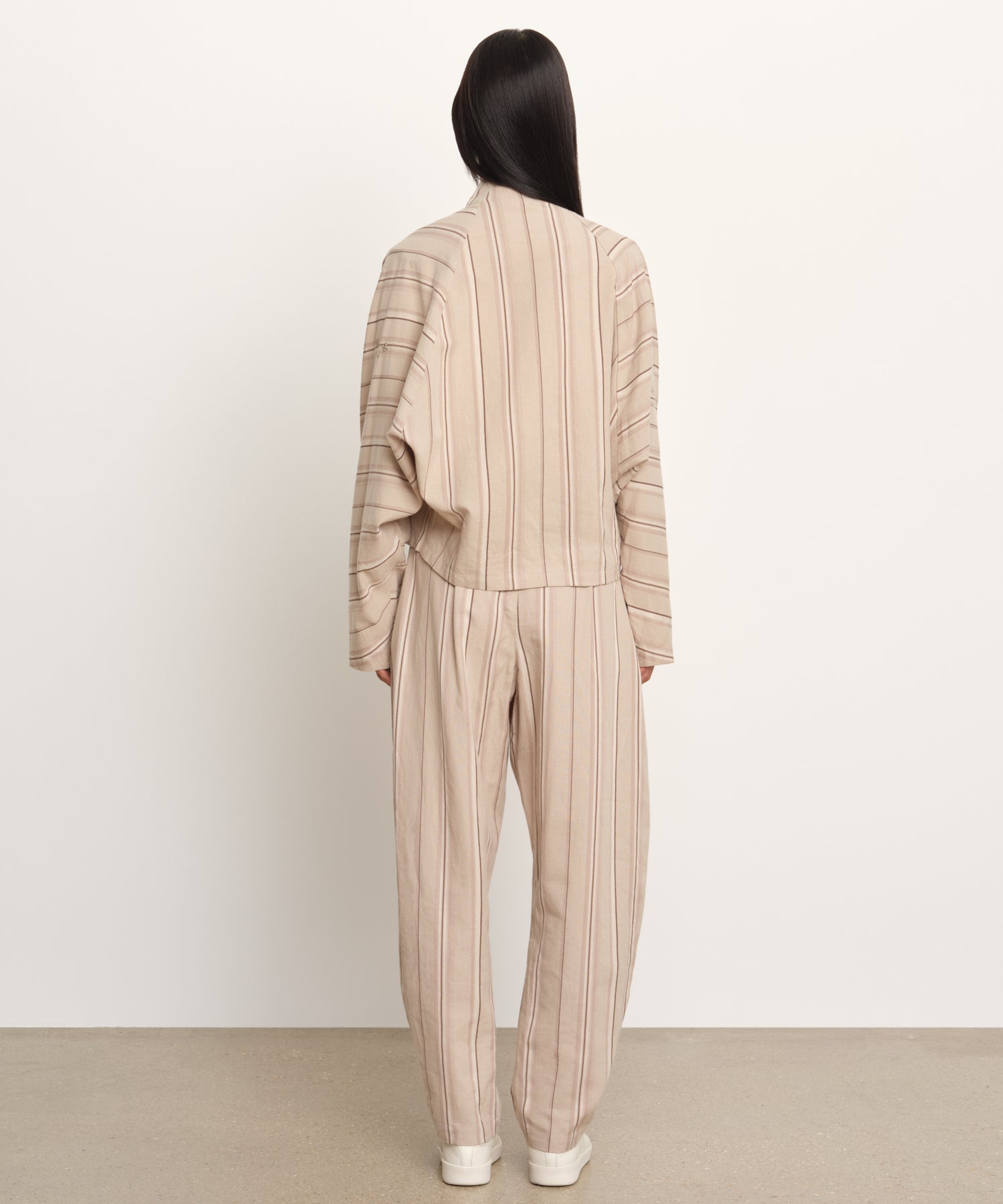 The model is 177 cm tall and is wearing a size 2 in Beige.
