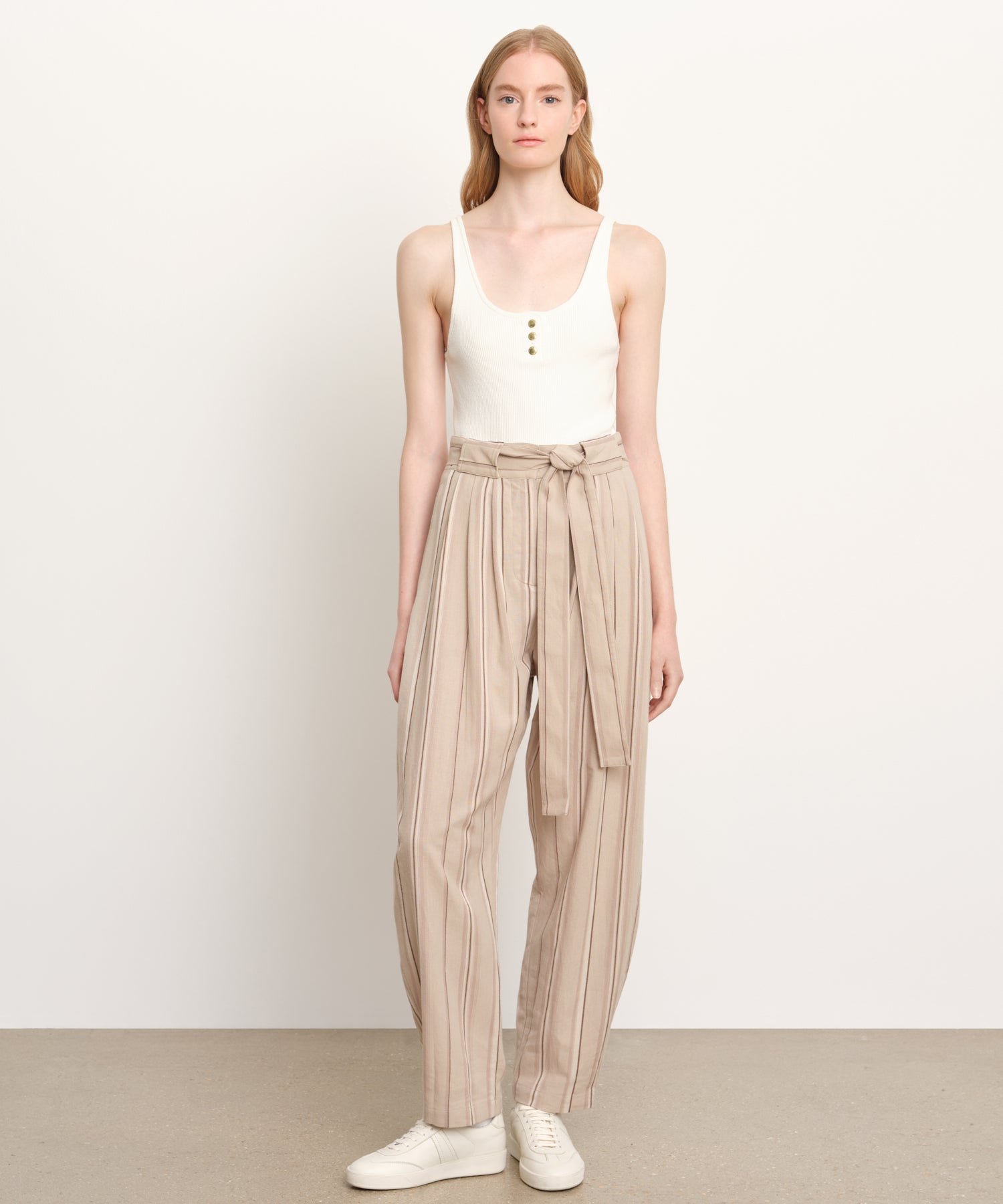 The model is 176 cm tall and is wearing a size 2 in Beige.