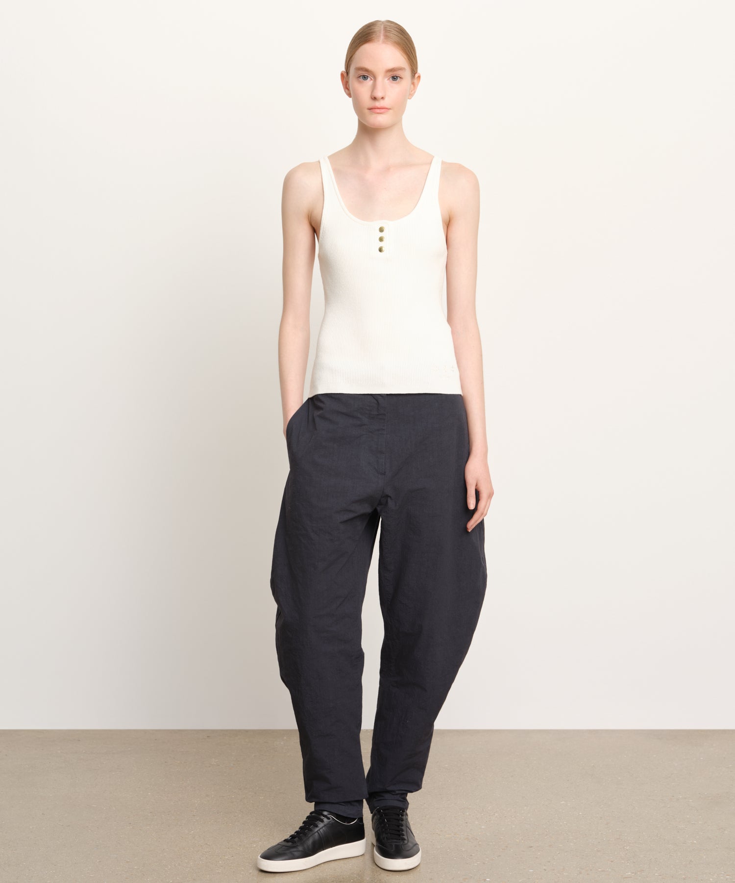 The model is 176 cm tall and is wearing a size 2 in Ivory.