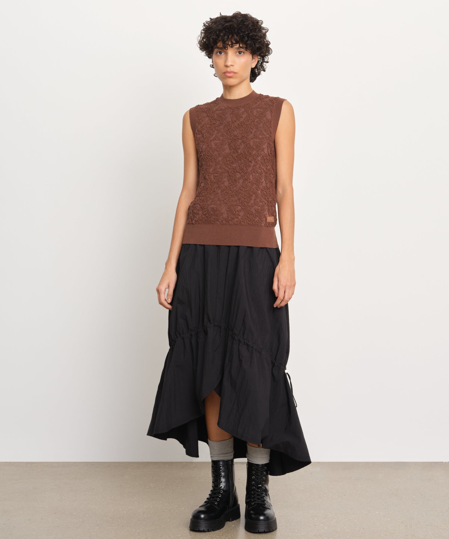 The model is 176 cm tall and is wearing a size 2 in BROWN.