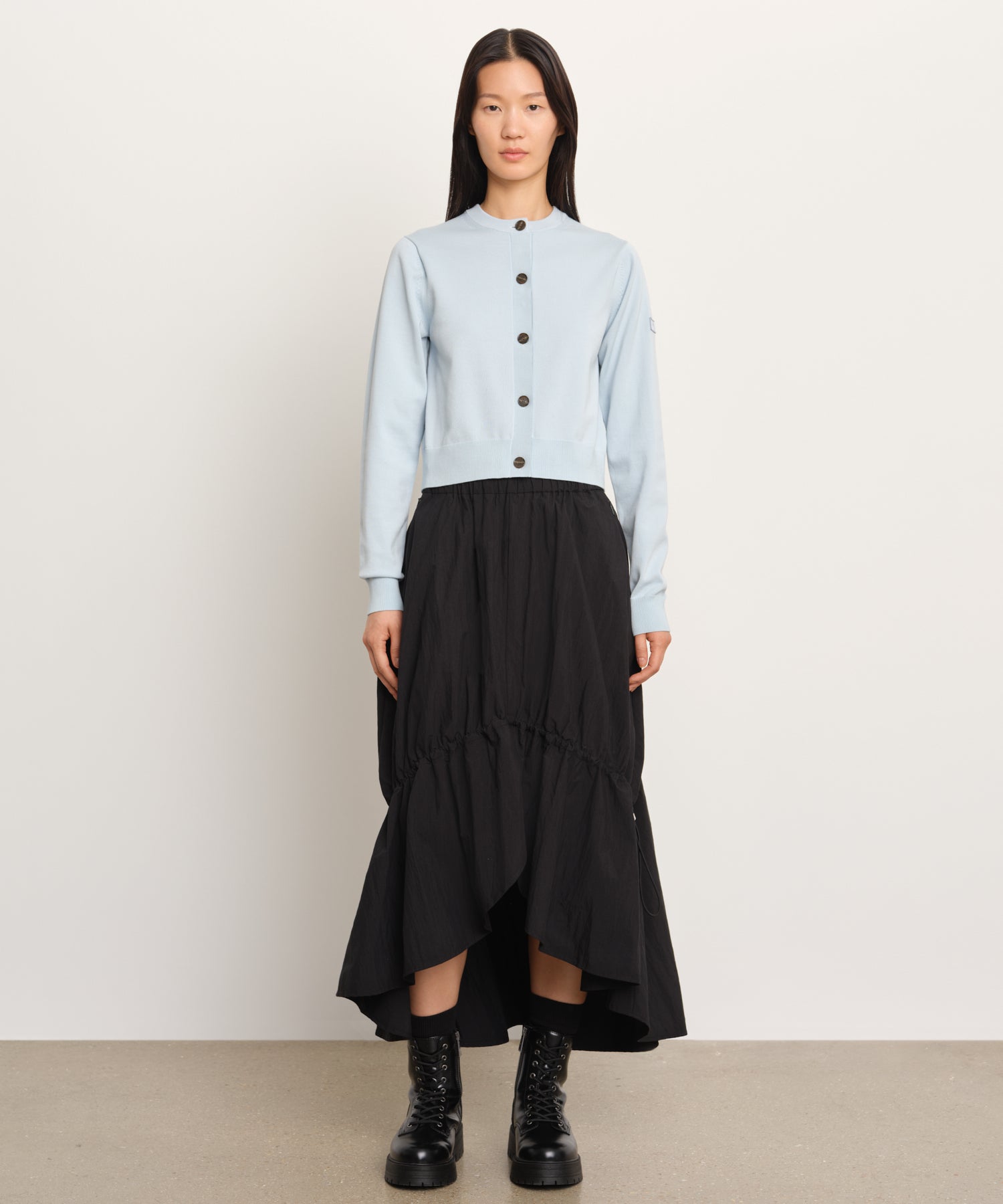 The model is 177 cm tall and is wearing a size 2 in SAX.