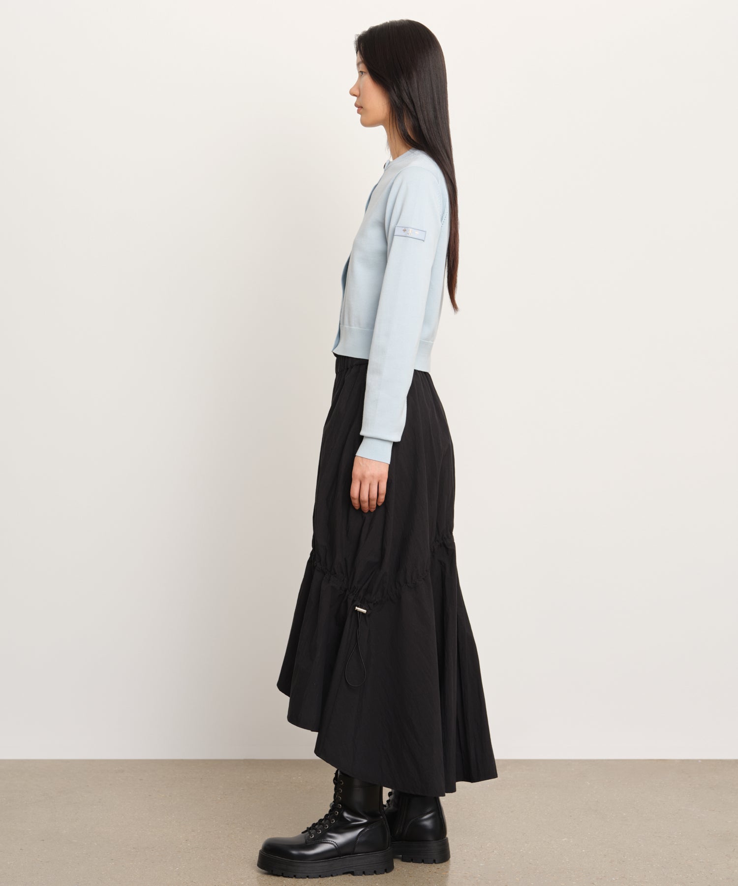 The model is 177 cm tall and is wearing a size 2 in SAX.
