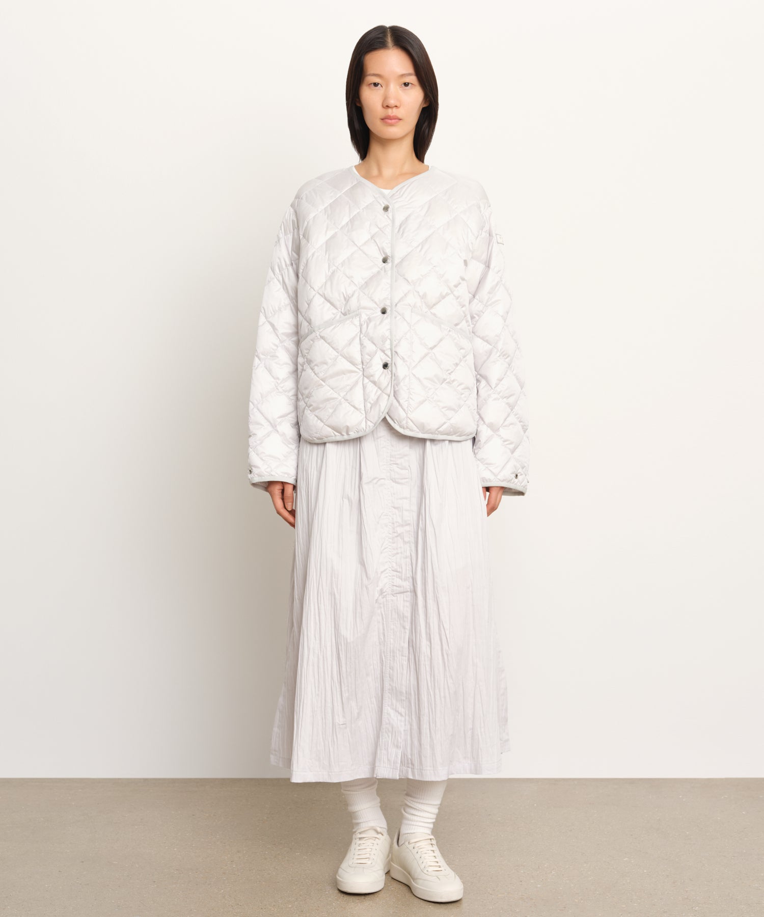 The model is 177 cm tall and is wearing a size 2 in Light Gray.