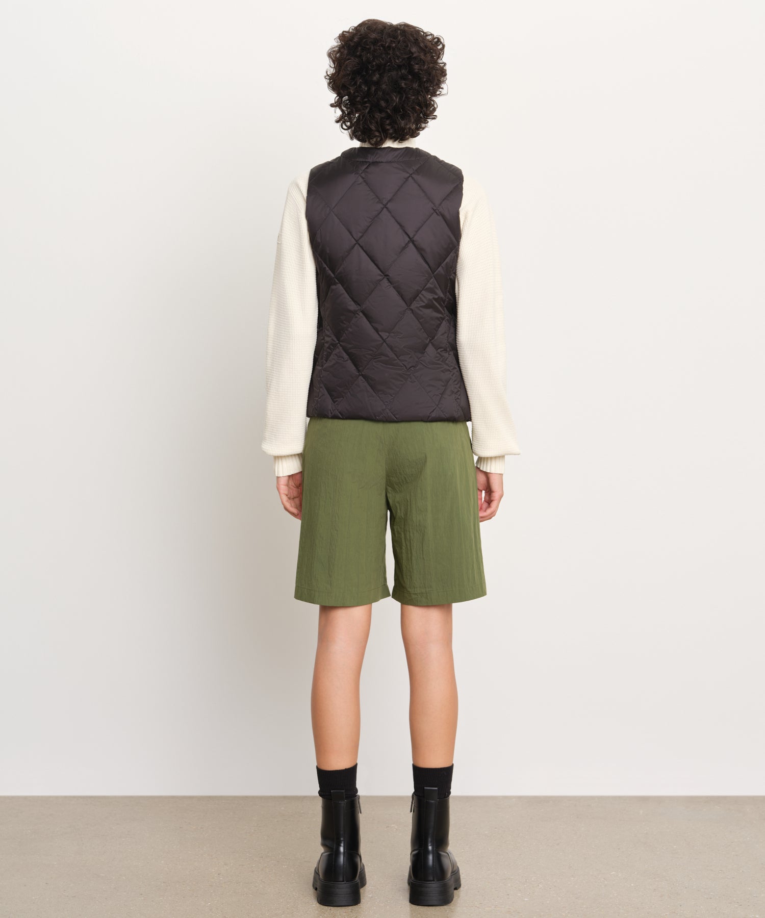 The model is 176 cm tall and is wearing a size 2 in Black.