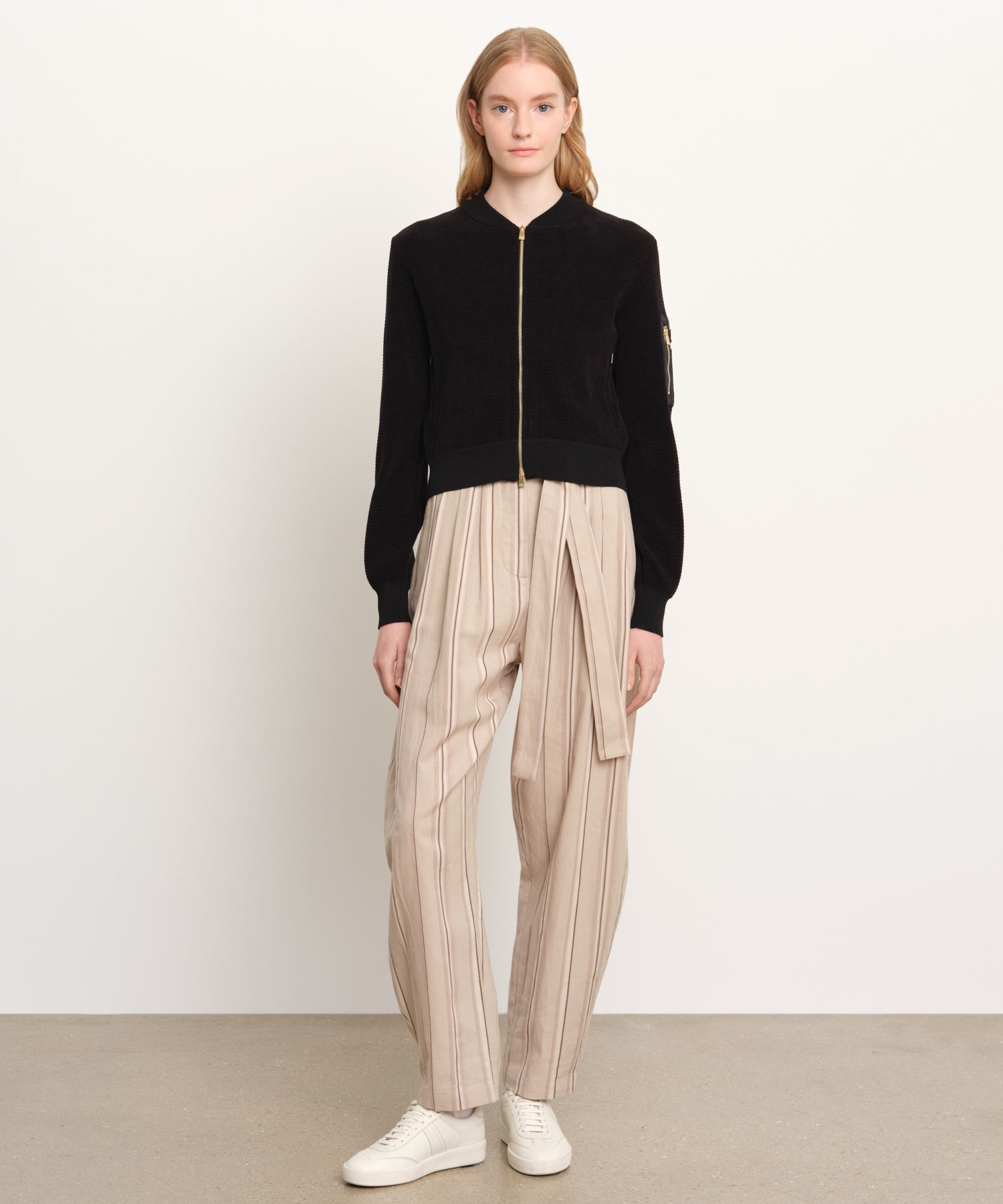 The model is 176 cm tall and is wearing a size 2 in Black.