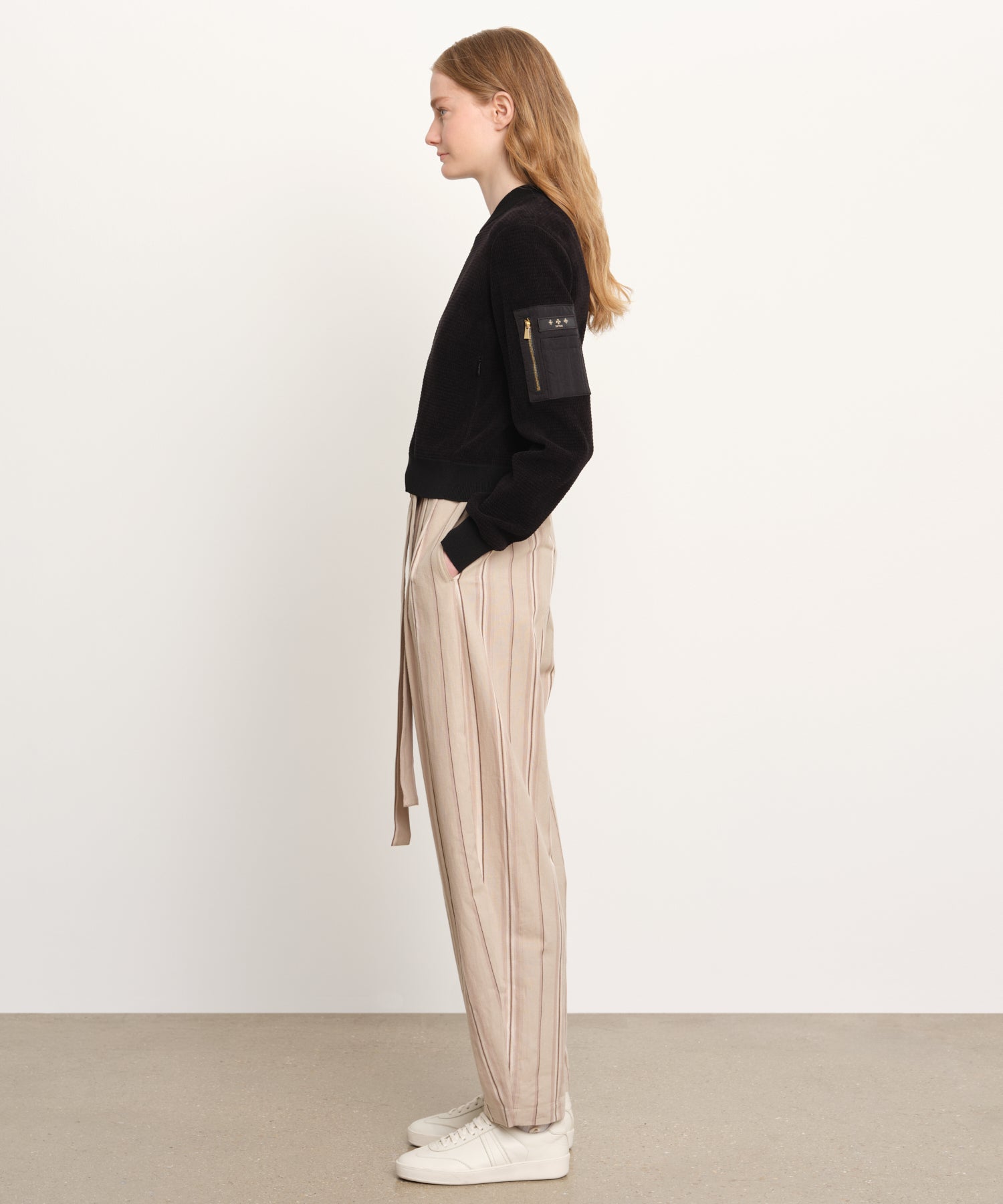 The model is 176 cm tall and is wearing a size 2 in Black.