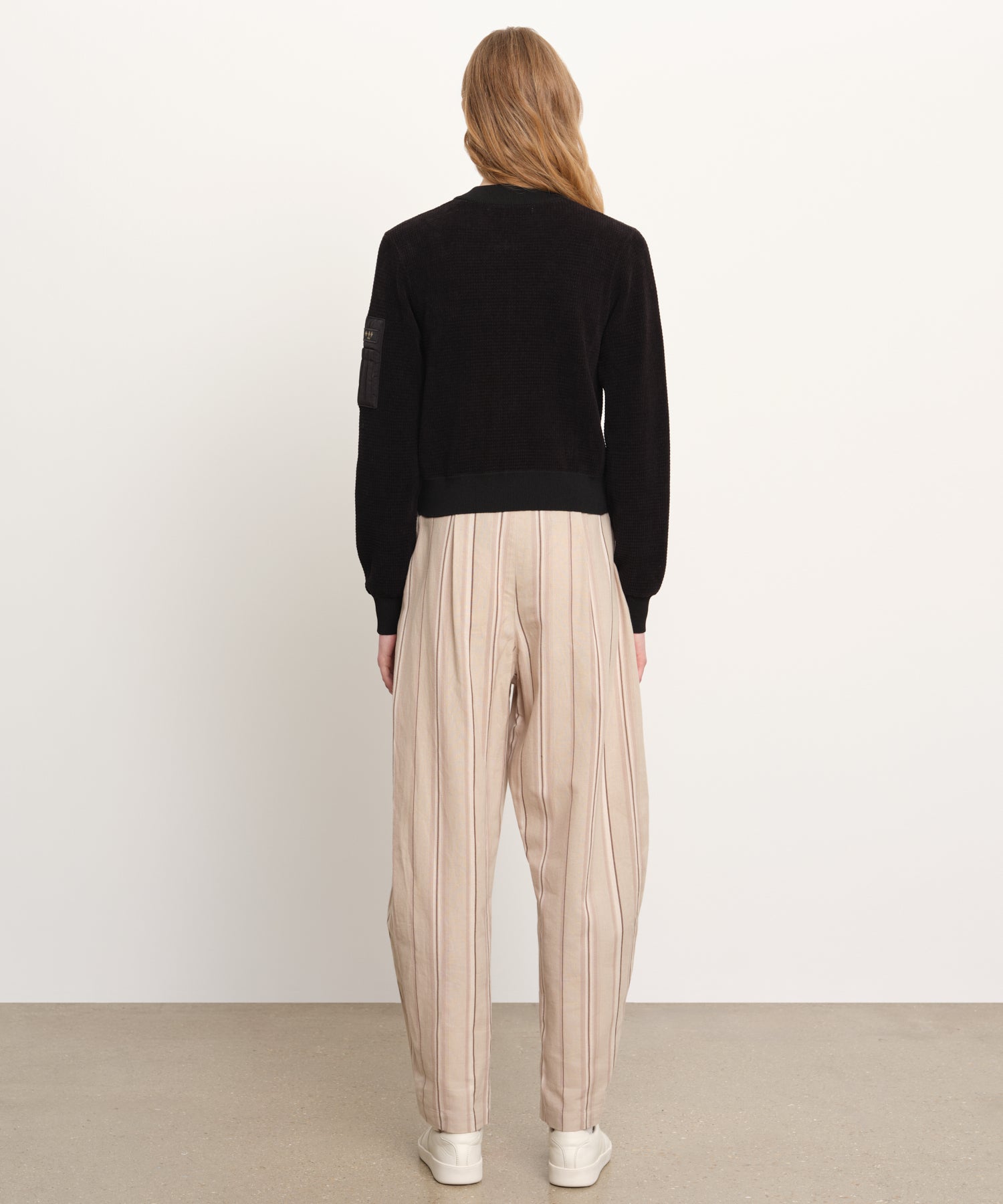 The model is 176 cm tall and is wearing a size 2 in Black.