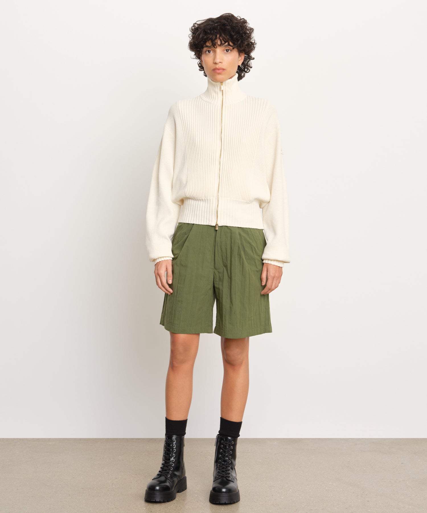 The model is 176 cm tall and is wearing a size 2 in Ivory.