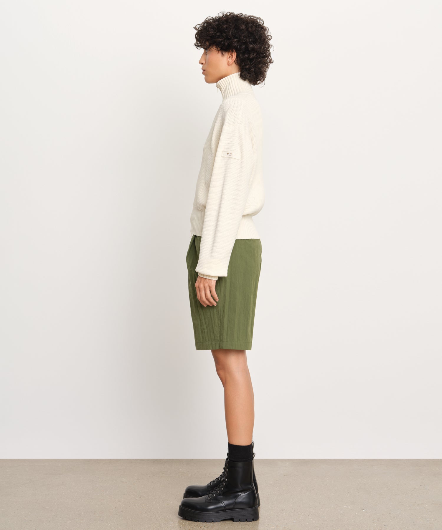 The model is 176 cm tall and is wearing a size 2 in Ivory.