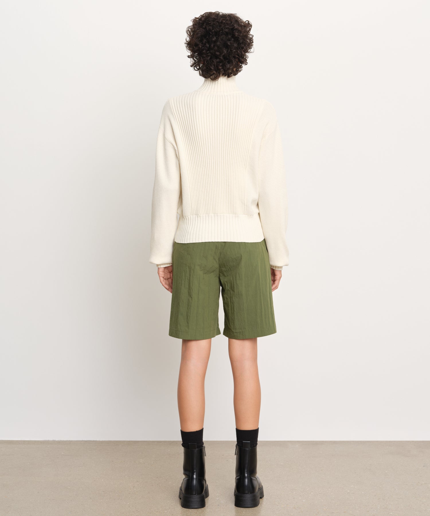 The model is 176 cm tall and is wearing a size 2 in Ivory.