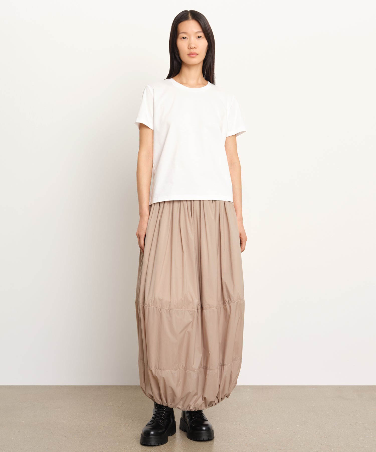 The model is 177 cm tall and is wearing a size 2 in WHITE.