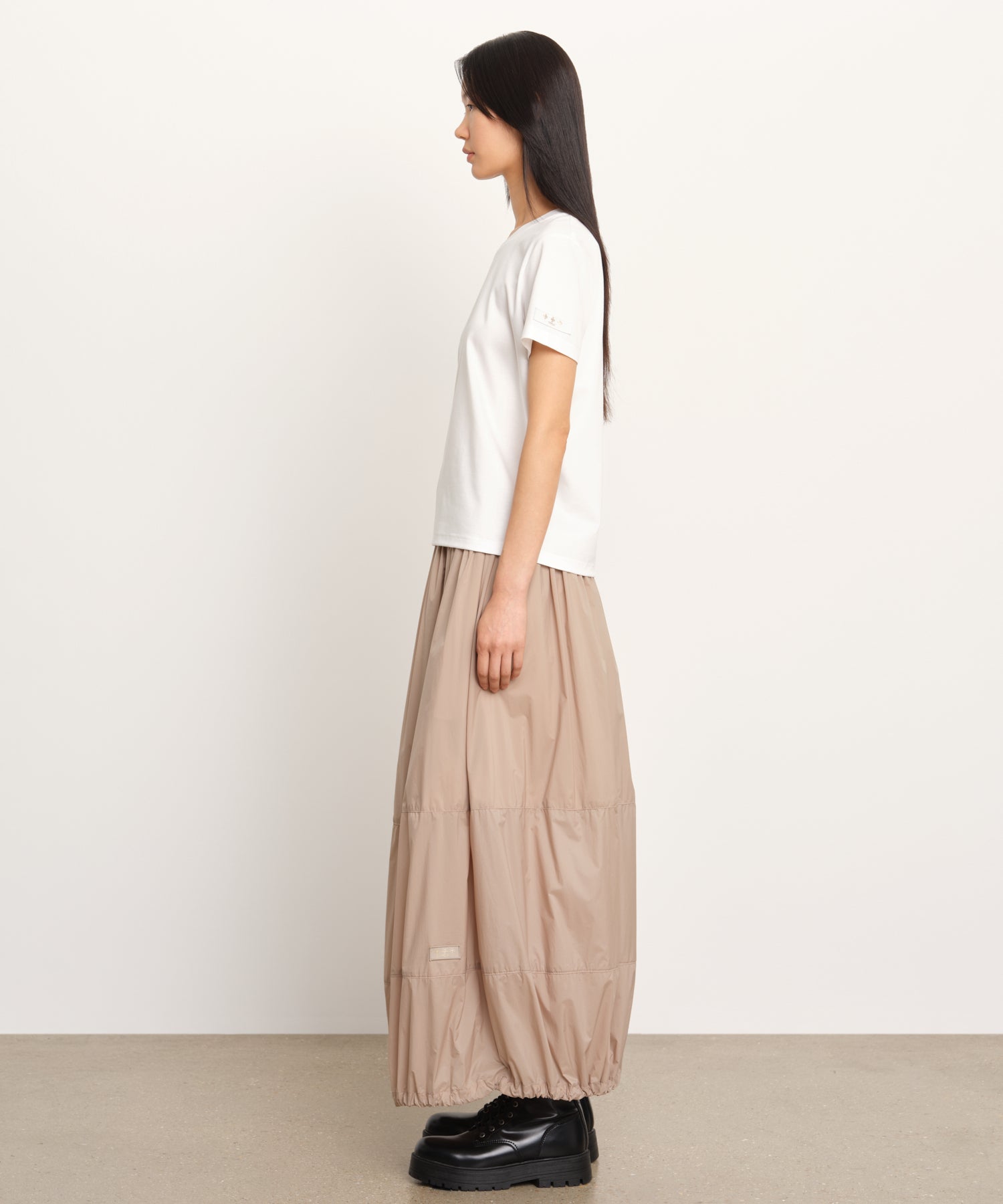 The model is 177 cm tall and is wearing a size 2 in WHITE.