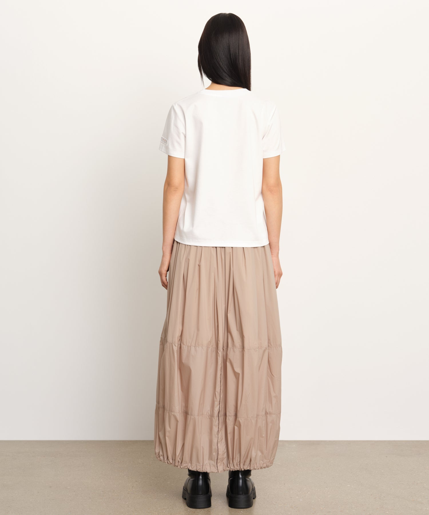 The model is 177 cm tall and is wearing a size 2 in WHITE.