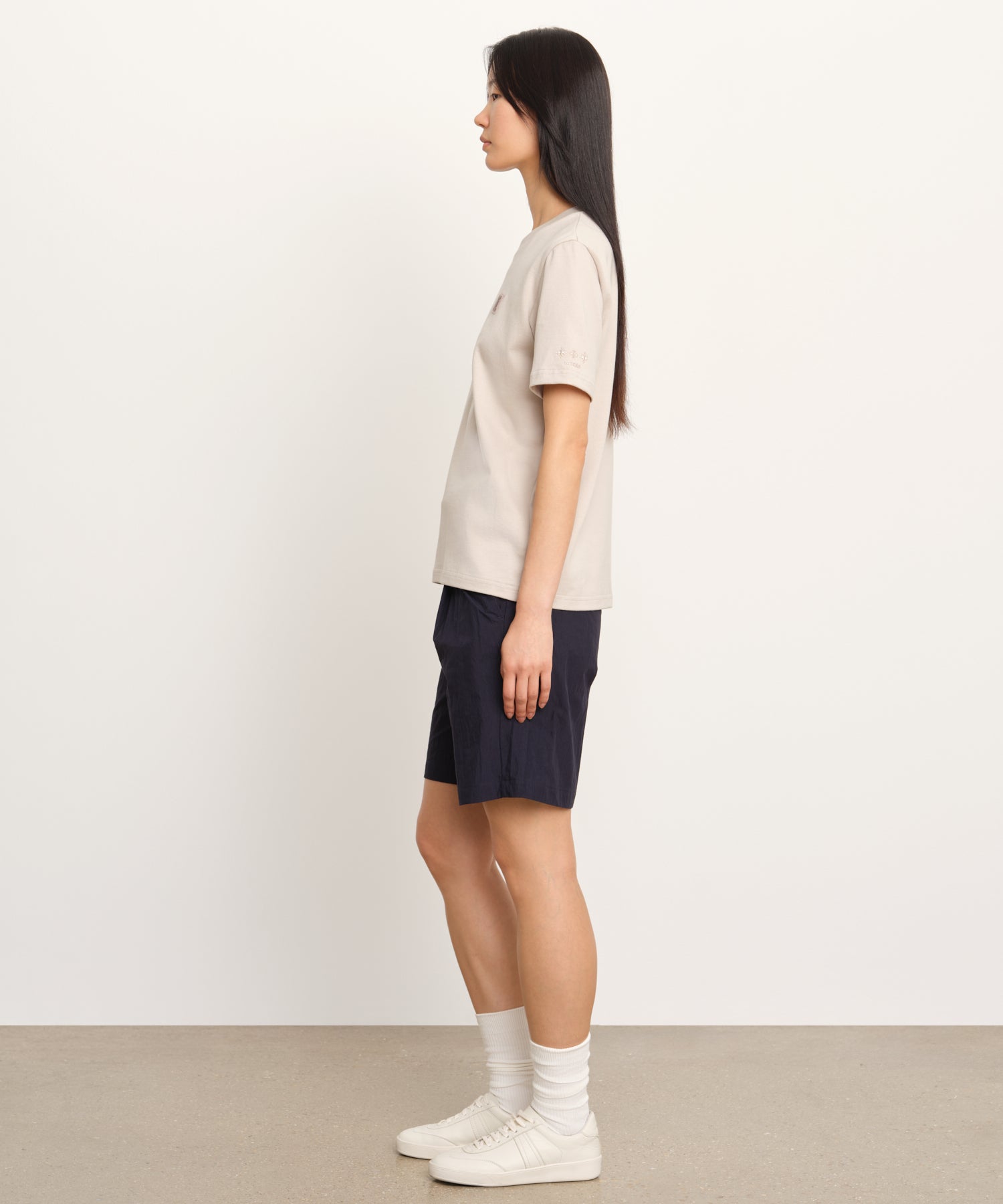 The model is 177 cm tall and is wearing a size 2 in LIGHT GRAY.