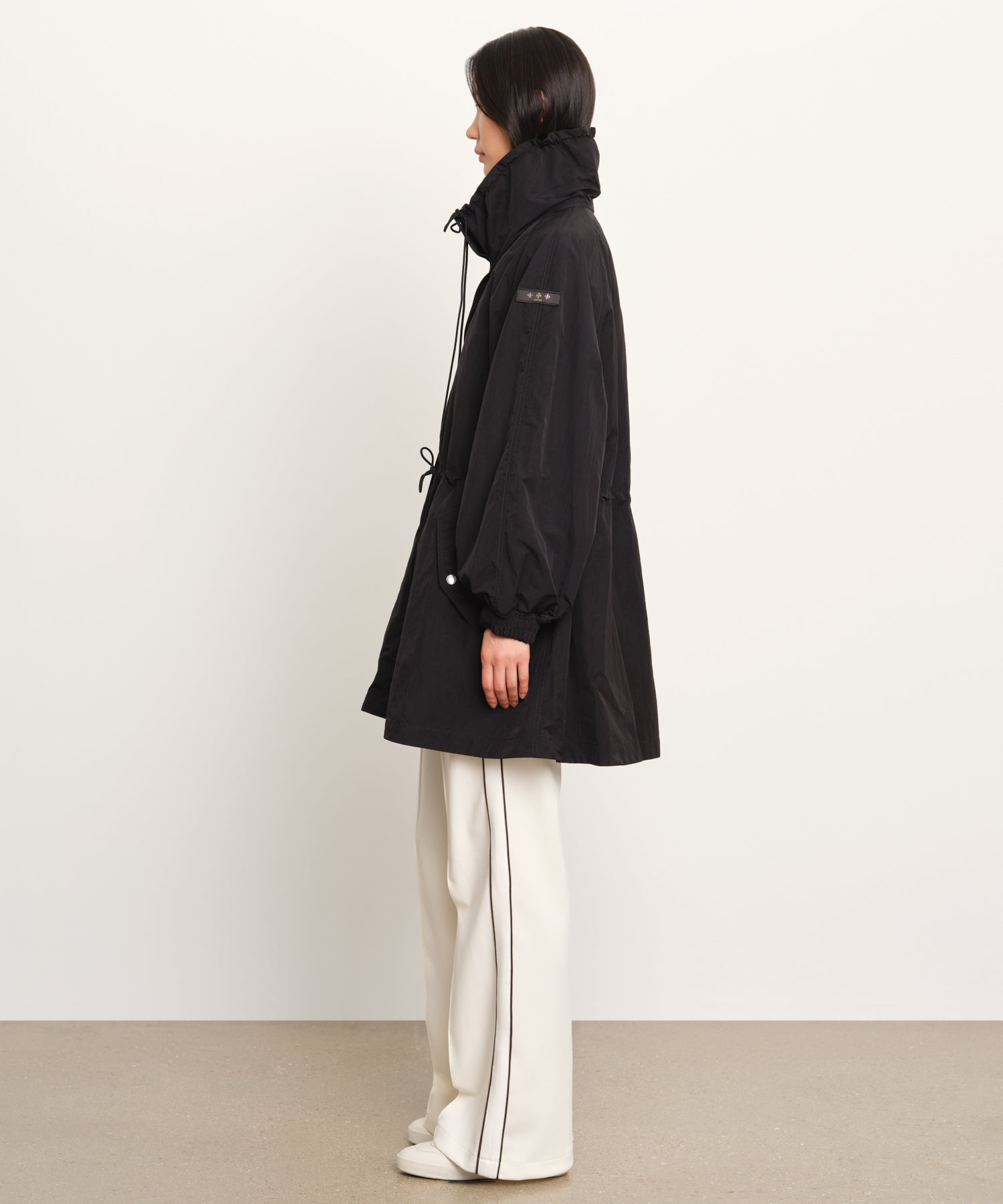 The model is 177 cm tall and is wearing a size 2 in Black.