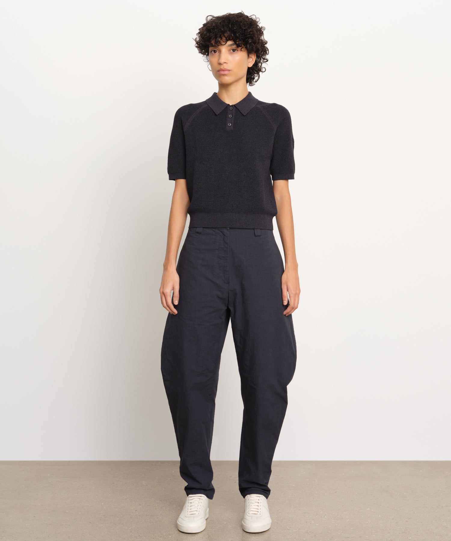 The model is 176 cm tall and is wearing a size 2 in DARK NAVY.