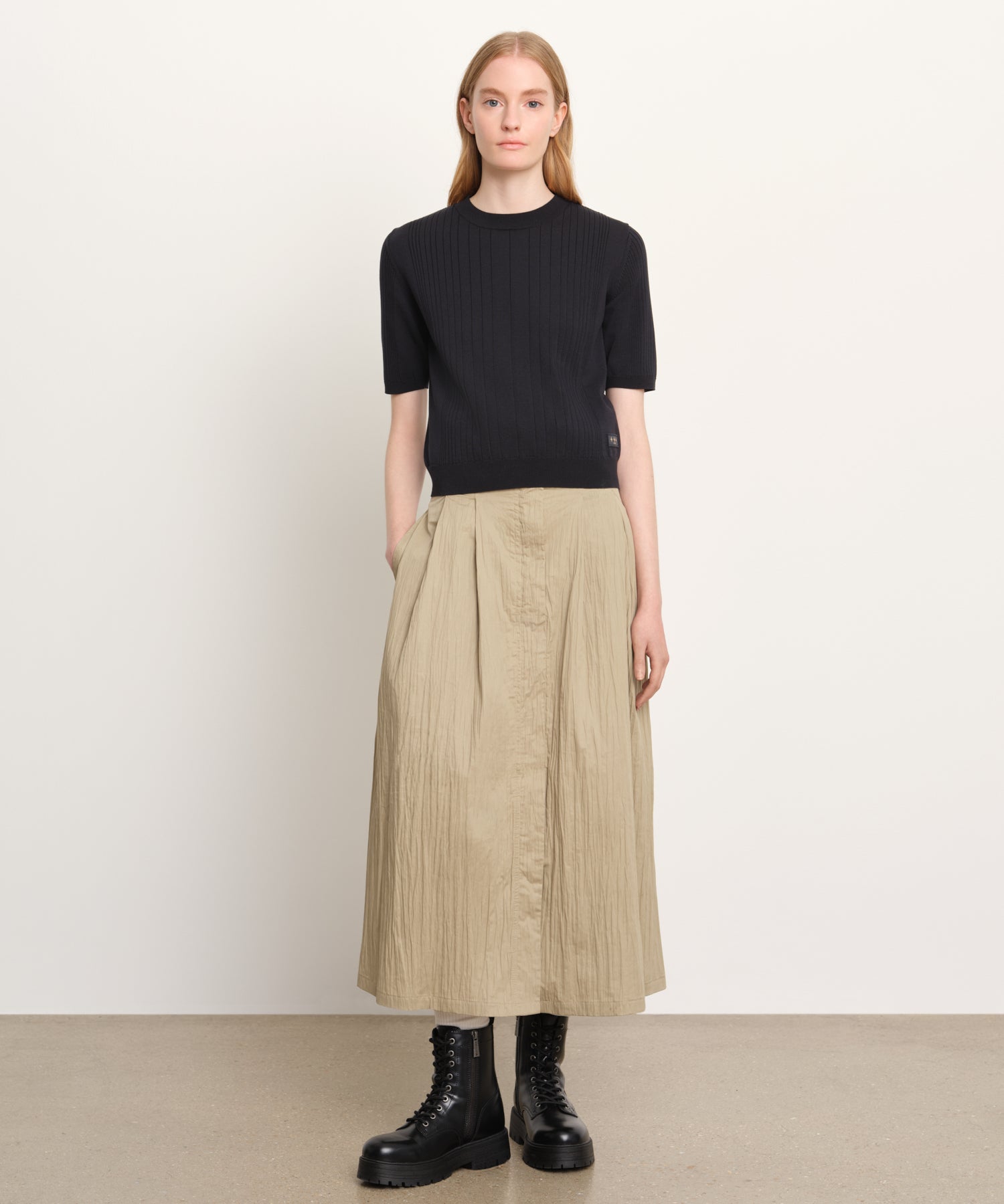 The model is 176 cm tall and is wearing a size 2 in DARK NAVY.