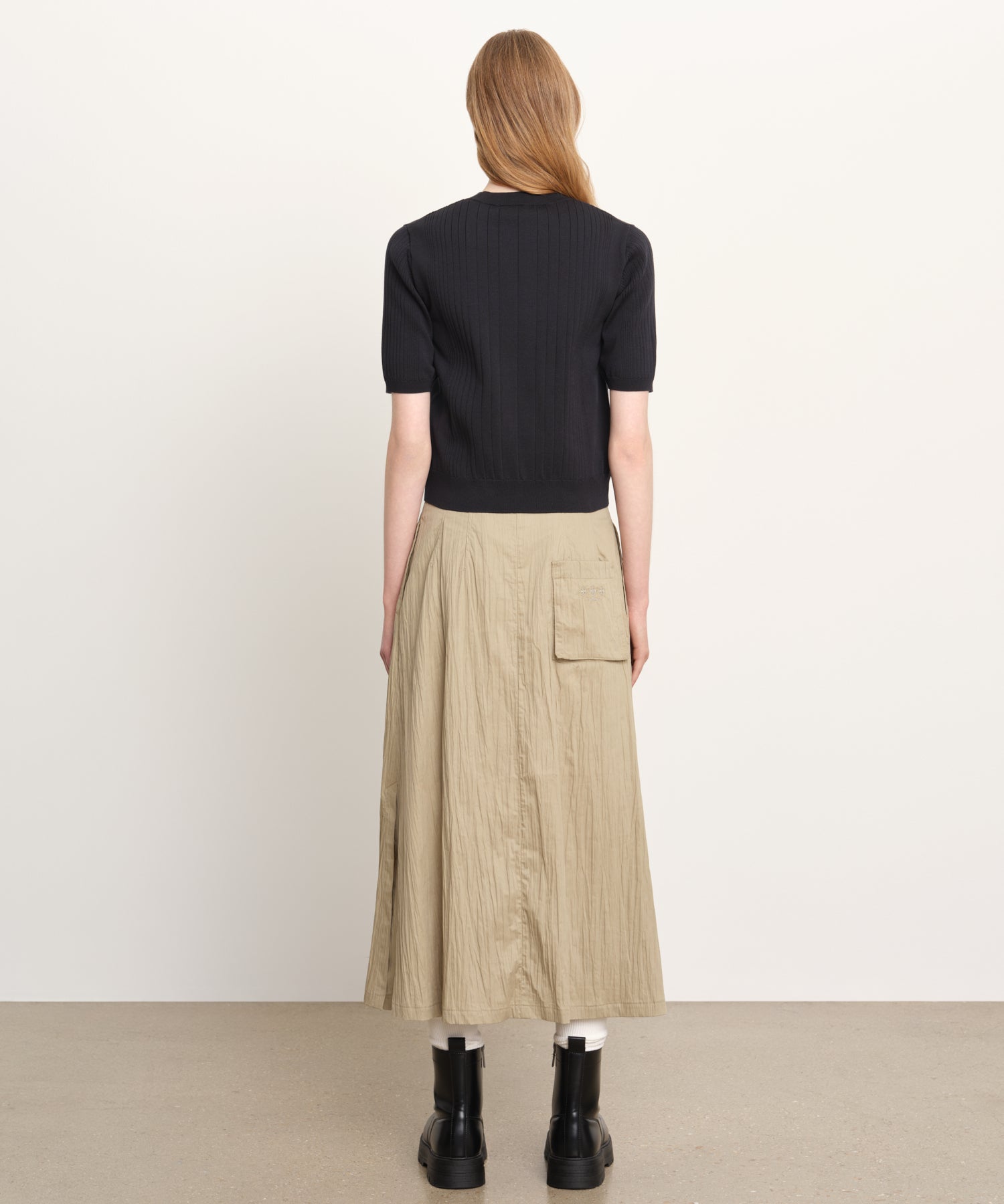 The model is 176 cm tall and is wearing a size 2 in DARK NAVY.