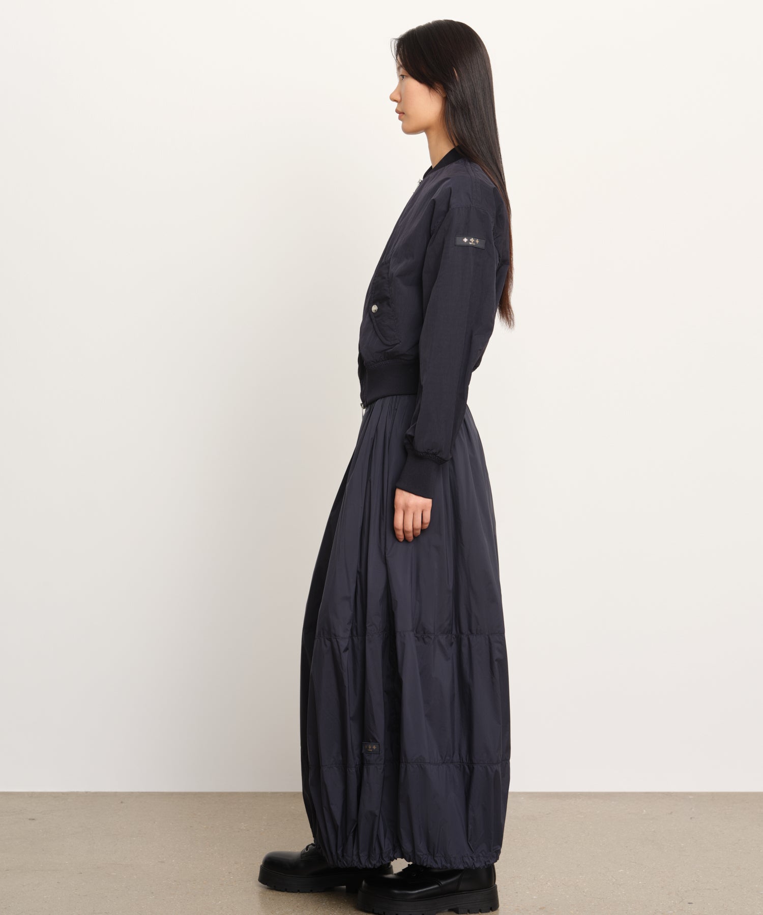 La modella è alta 177 cm e indossa una taglia 2 nel navy.