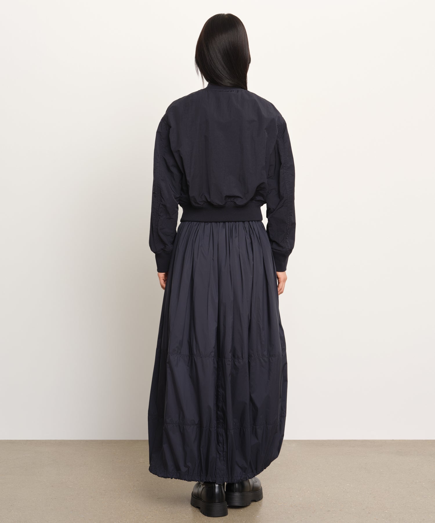 La modella è alta 177 cm e indossa una taglia 2 nel navy.