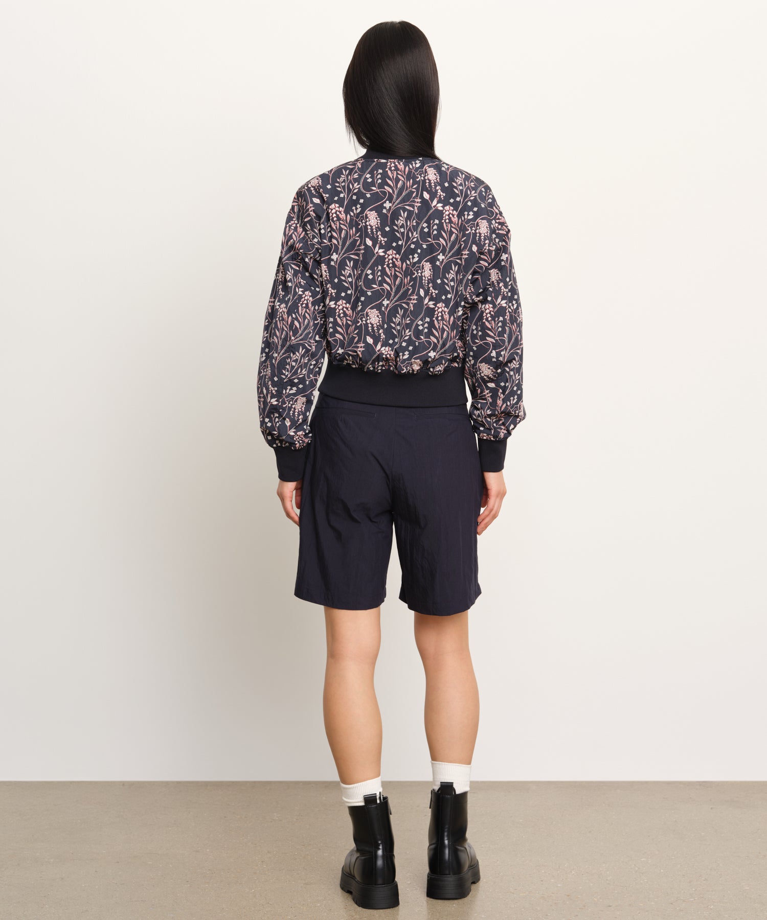 The model is 177 cm tall and is wearing a size 2 in Navy.