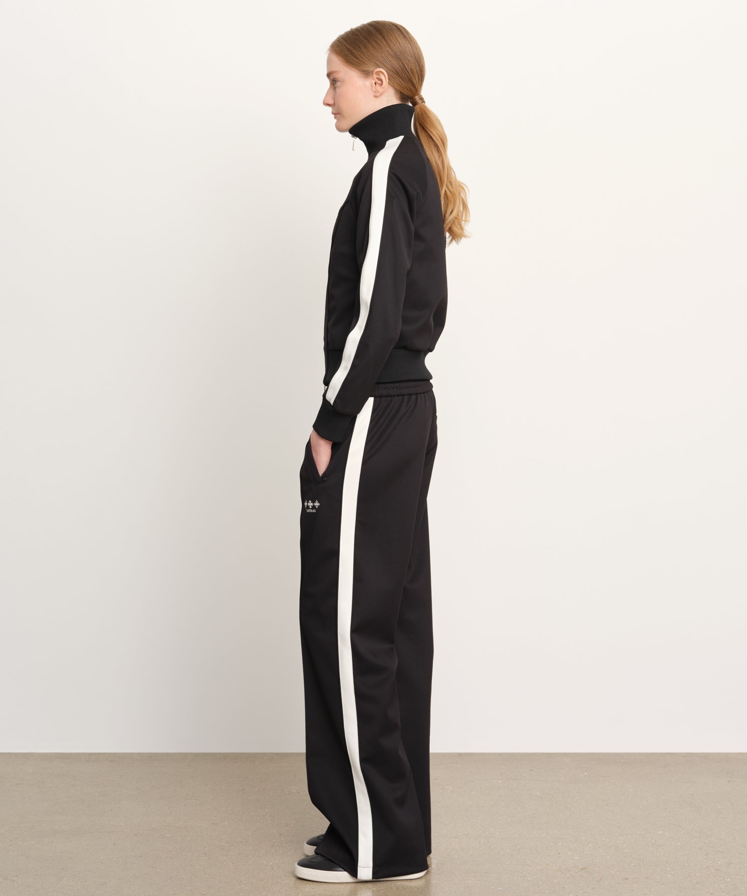 The model is 176 cm tall and is wearing a size 2 in BLACK.