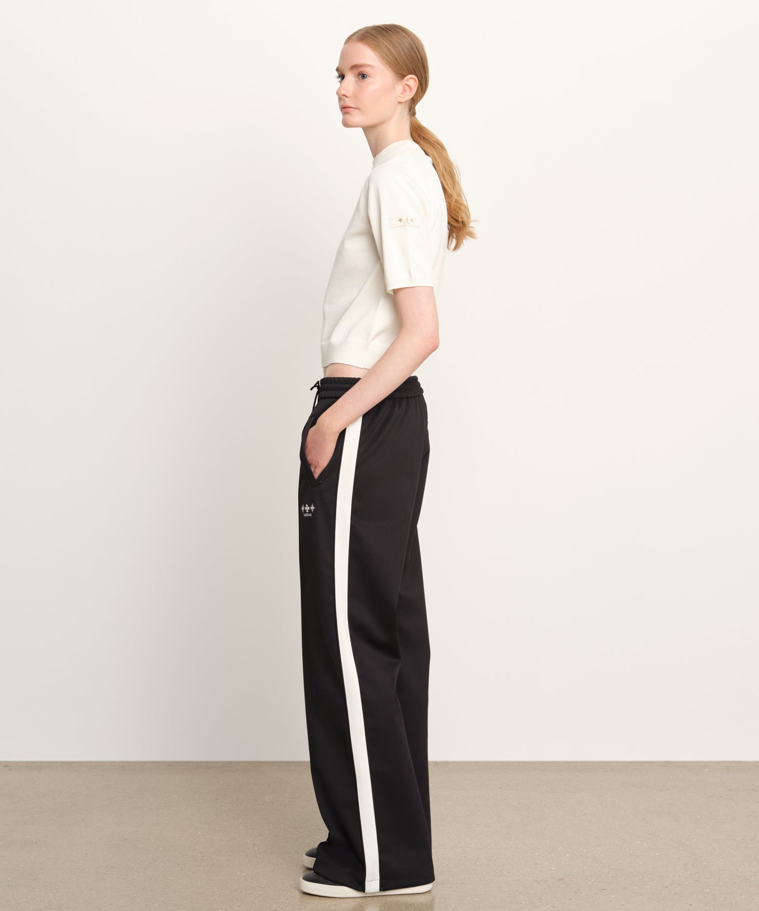 The model is 176 cm tall and is wearing a size 2 in BLACK.
