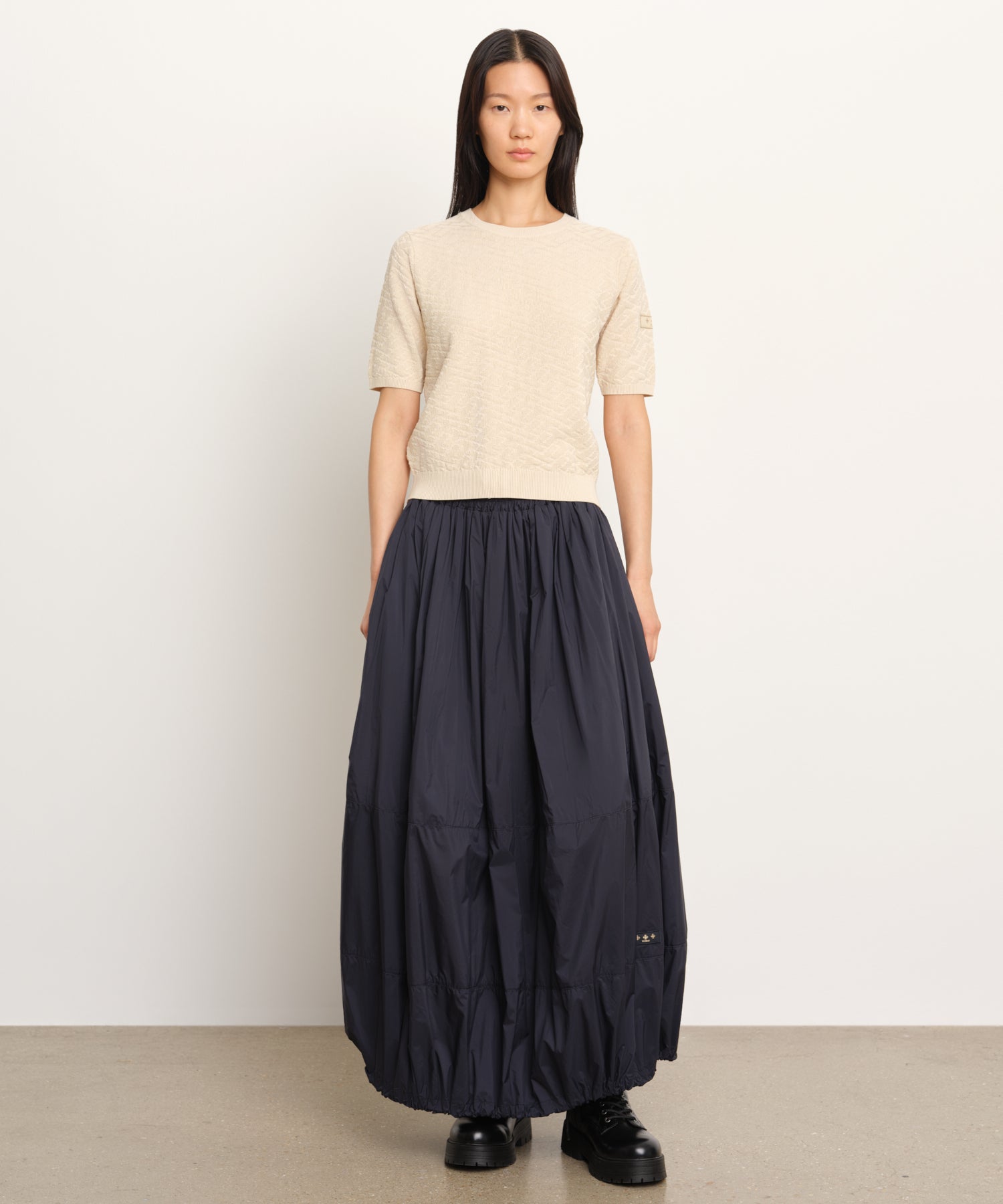 The model is 177 cm tall and is wearing a size 2 in LIGHT BEIGE.