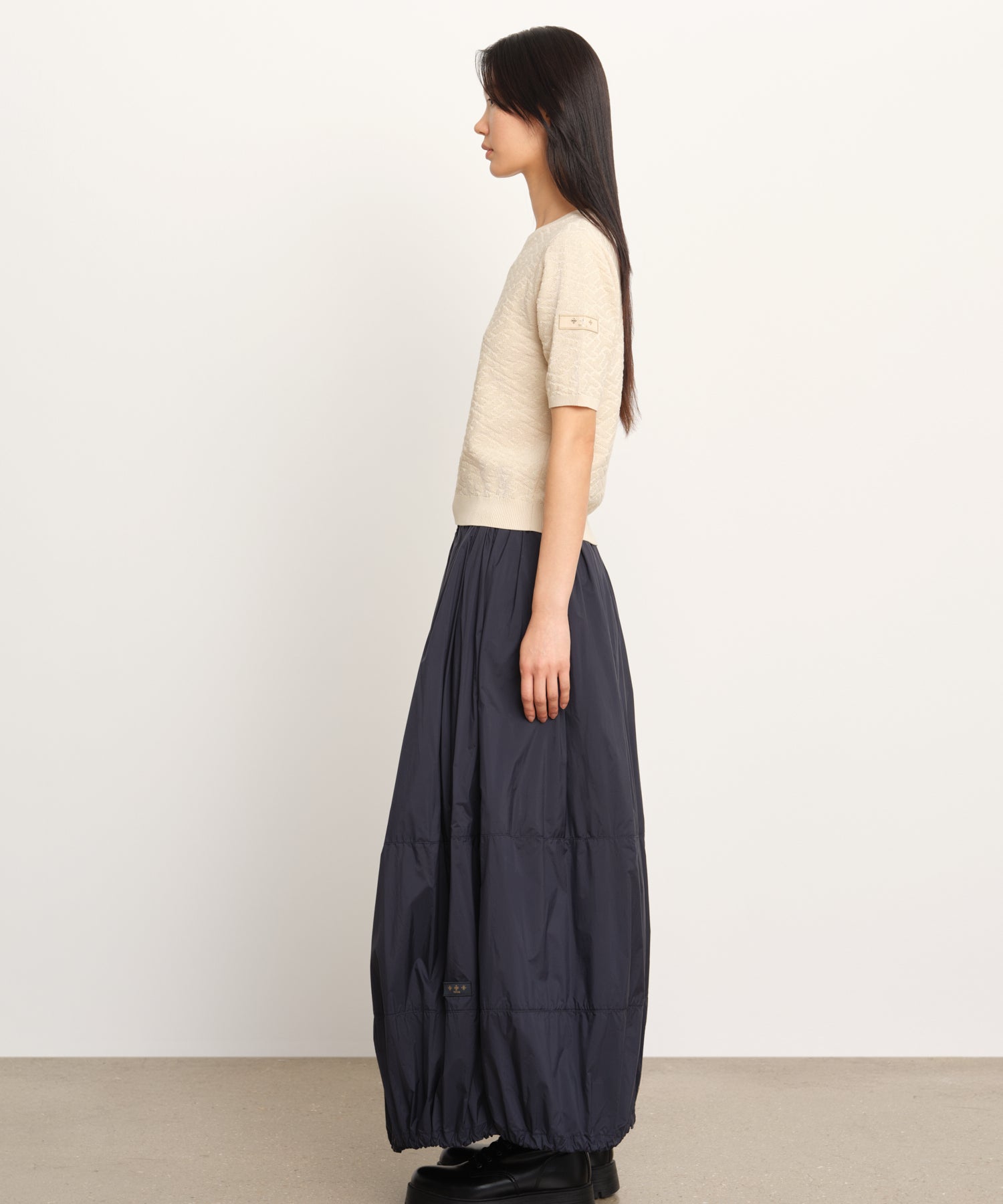 The model is 177 cm tall and is wearing a size 2 in LIGHT BEIGE.