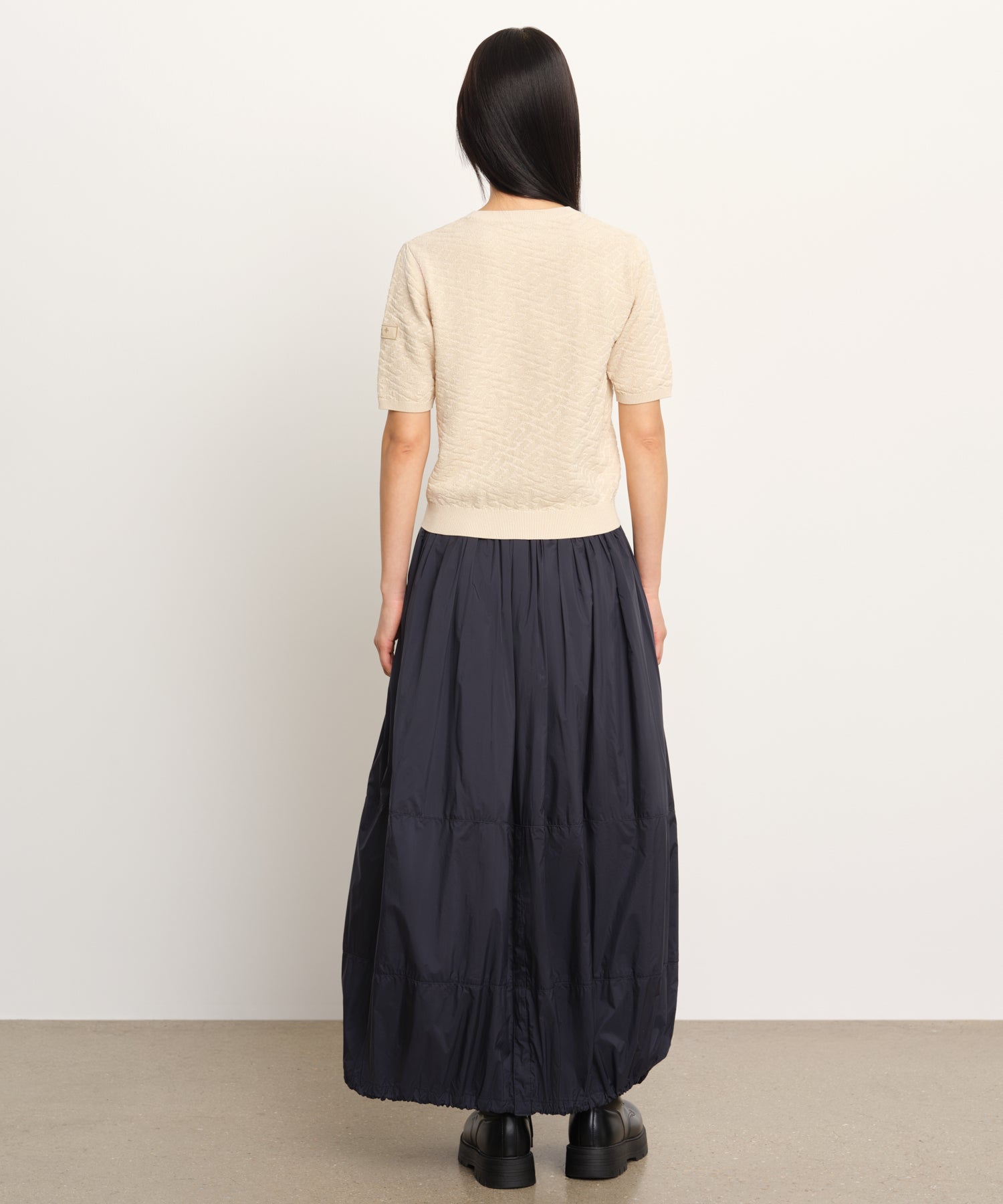 The model is 177 cm tall and is wearing a size 2 in LIGHT BEIGE.