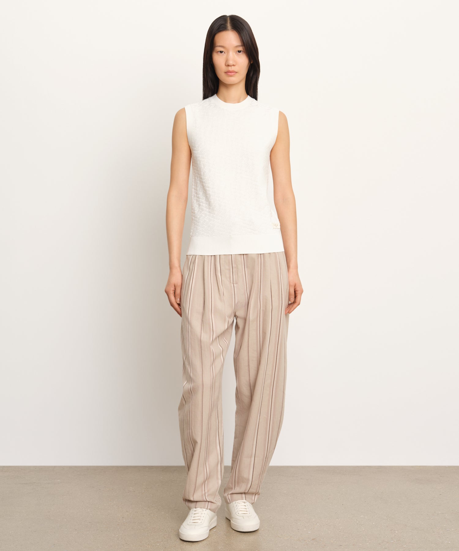 The model is 177 cm tall and is wearing a size 2 in WHITE.