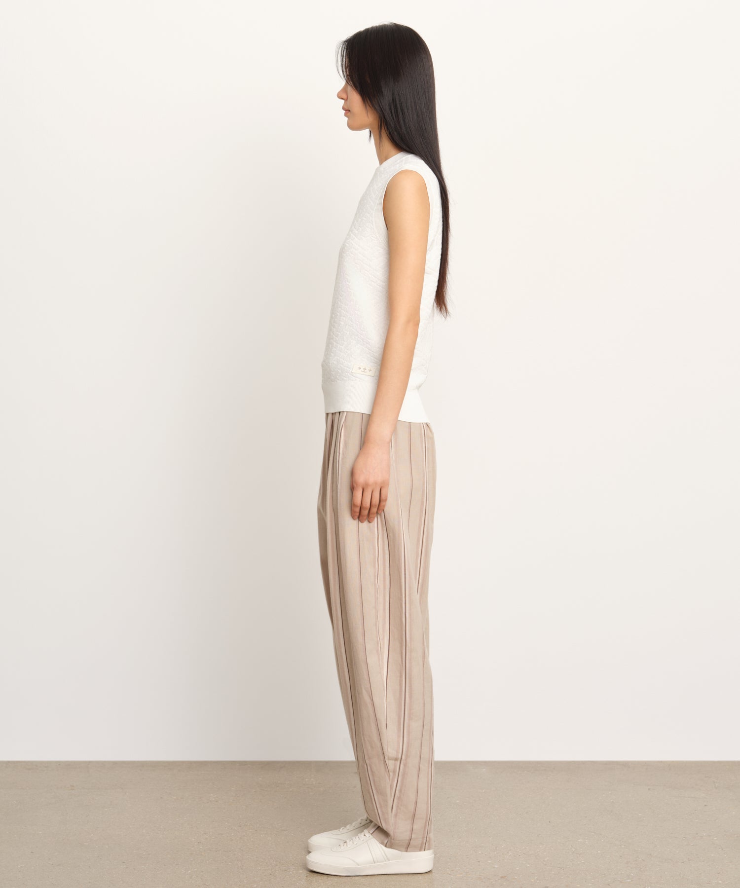 The model is 177 cm tall and is wearing a size 2 in WHITE.