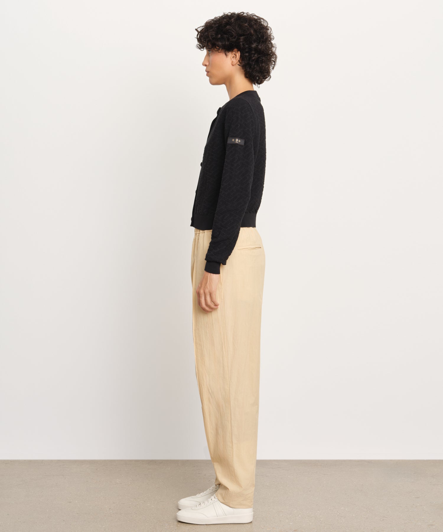 The model is 176 cm tall and is wearing a size 2 in BLACK.