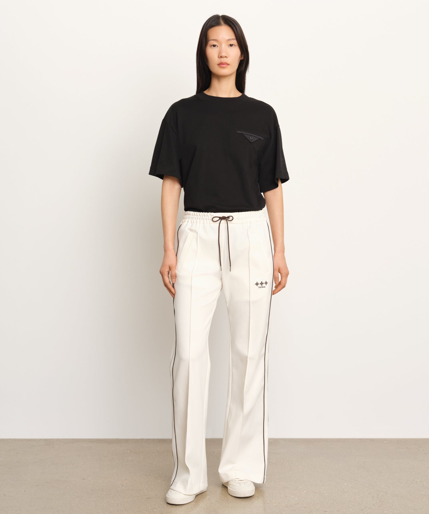 The model is 177 cm tall and is wearing a size 2 in IVORY.