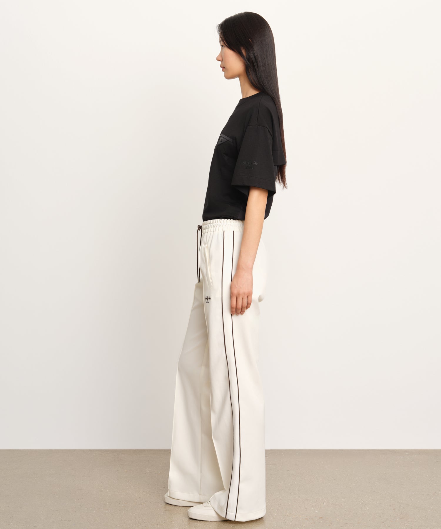 The model is 177 cm tall and is wearing a size 2 in IVORY.
