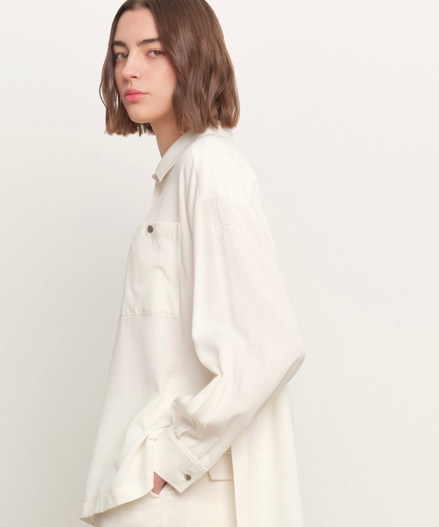 The model is 181 cm tall and is wearing a size 2 in WHITE.