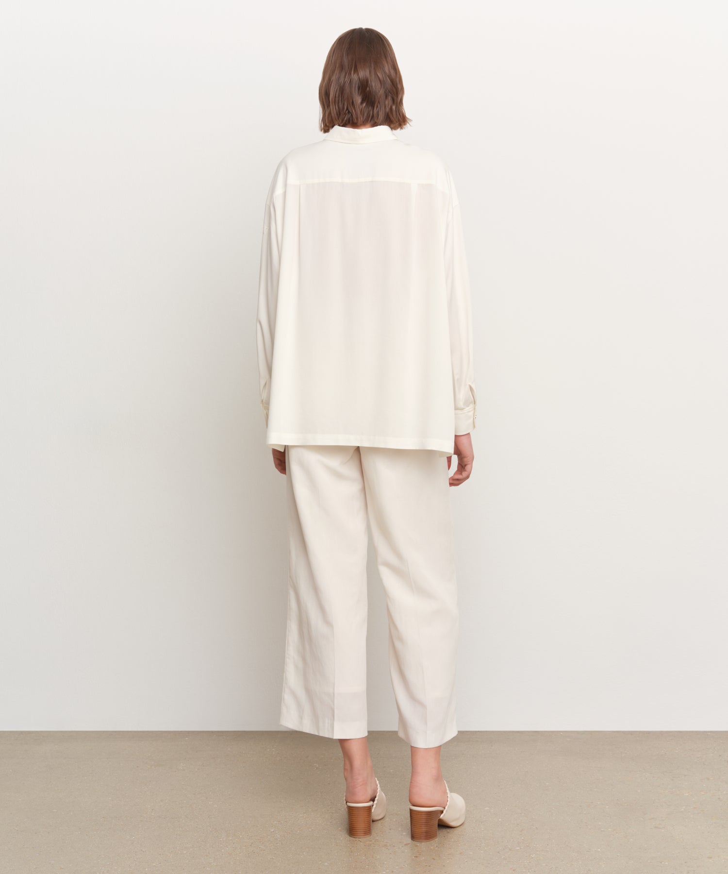 The model is 181 cm tall and is wearing a size 2 in WHITE.